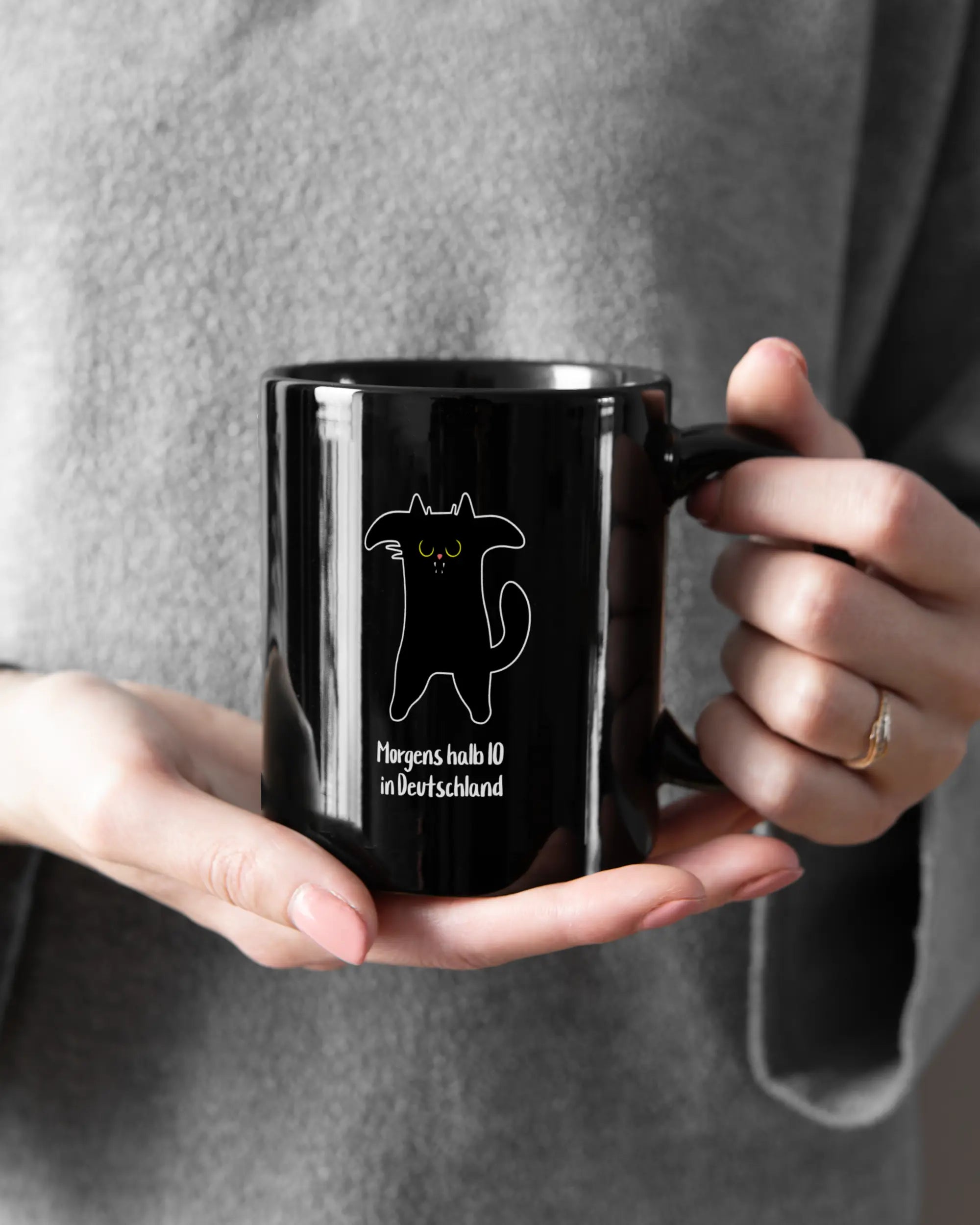 Closeup Modelshot Frau der beidseitig bedruckten Keramik Tasse von Maondo mit dem Design Guten Morgen in der Farbe Schwarz