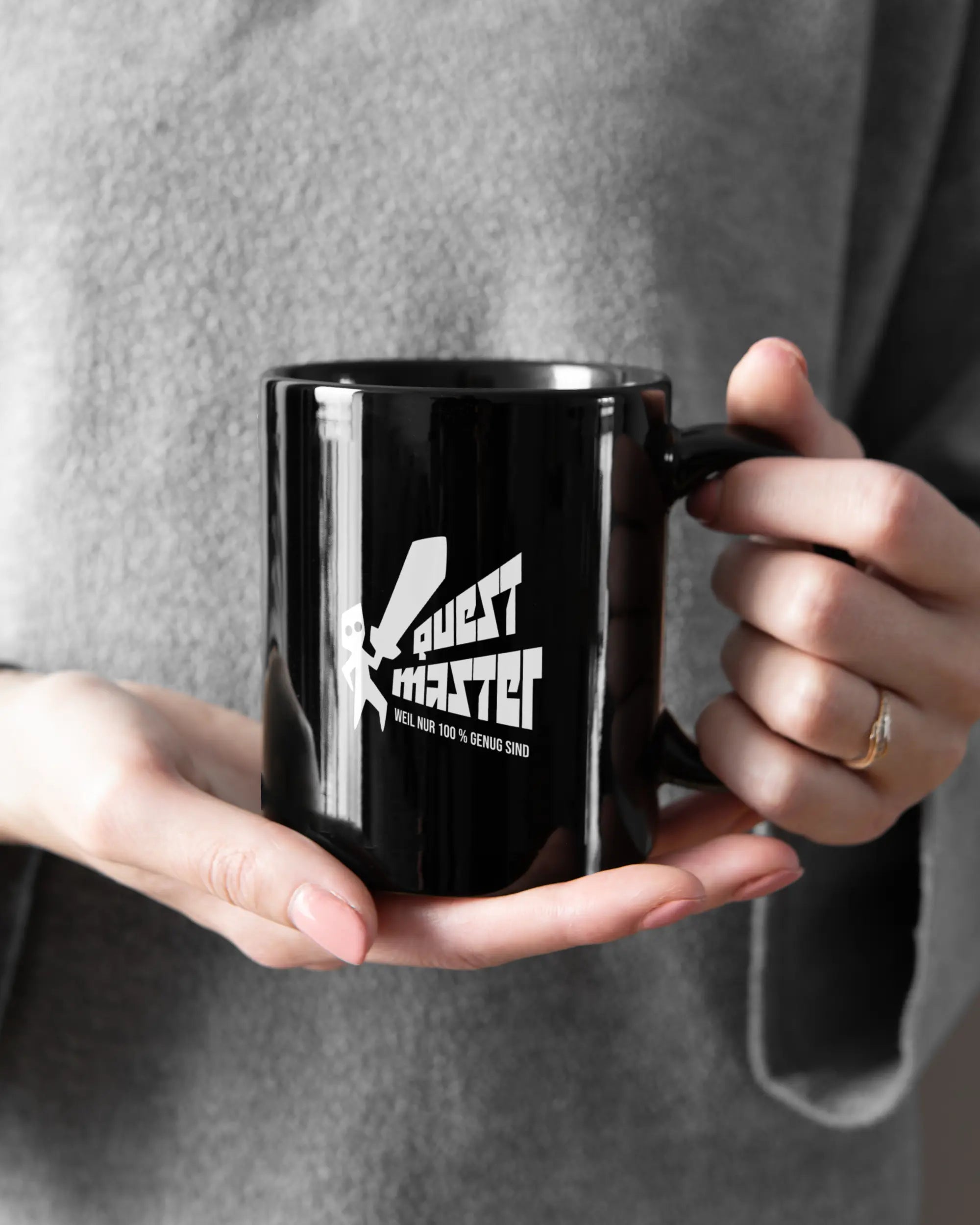 Closeup Modelshot Frau der beidseitig bedruckten Keramik Tasse von Maondo mit dem Design Quest Master in der Farbe Schwarz