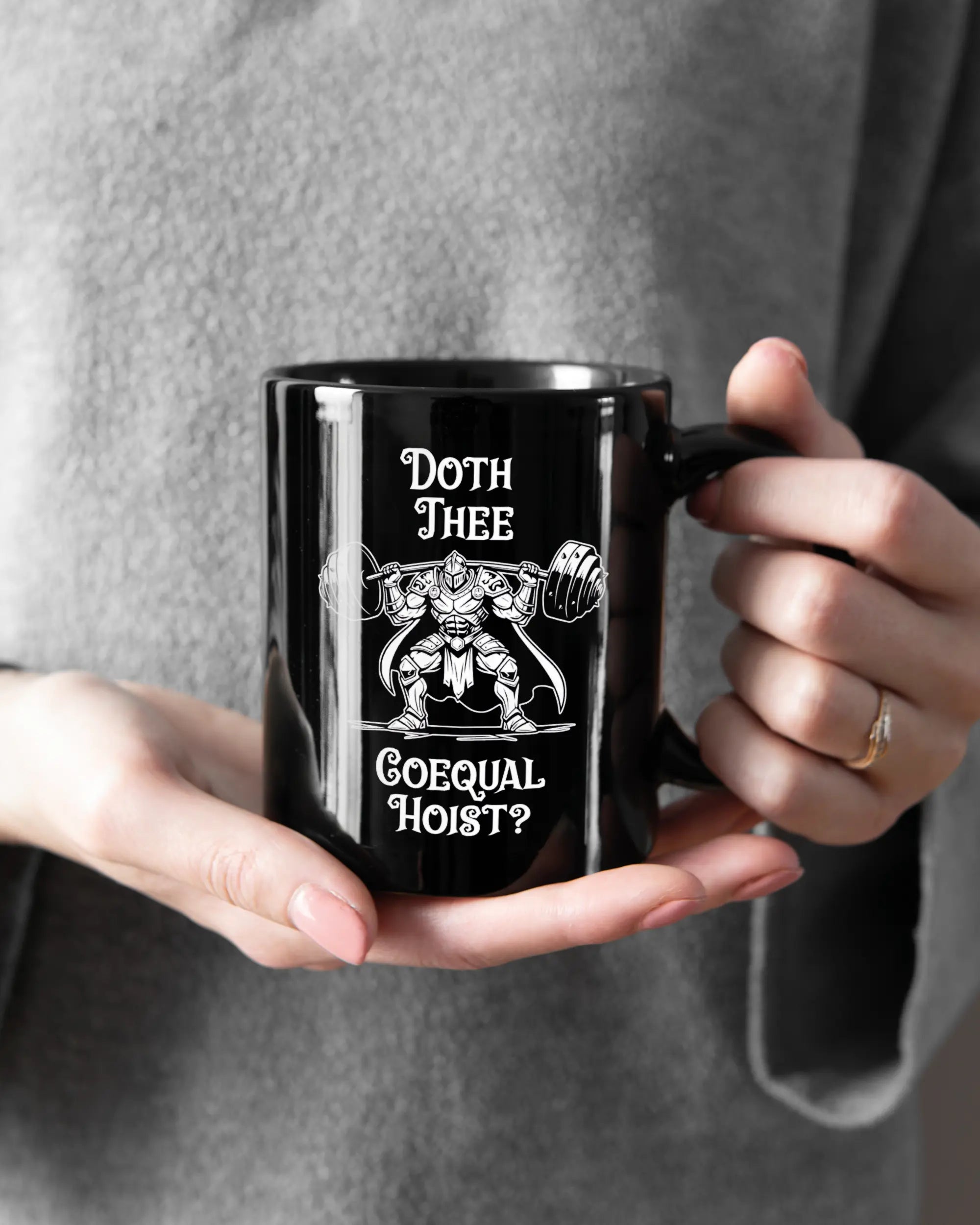 Rechte Seite der beidseitig bedruckten Keramiktasse von Maondo mit dem Design Hoist Mode in der Farbe Black gehalten von Frauenhänden