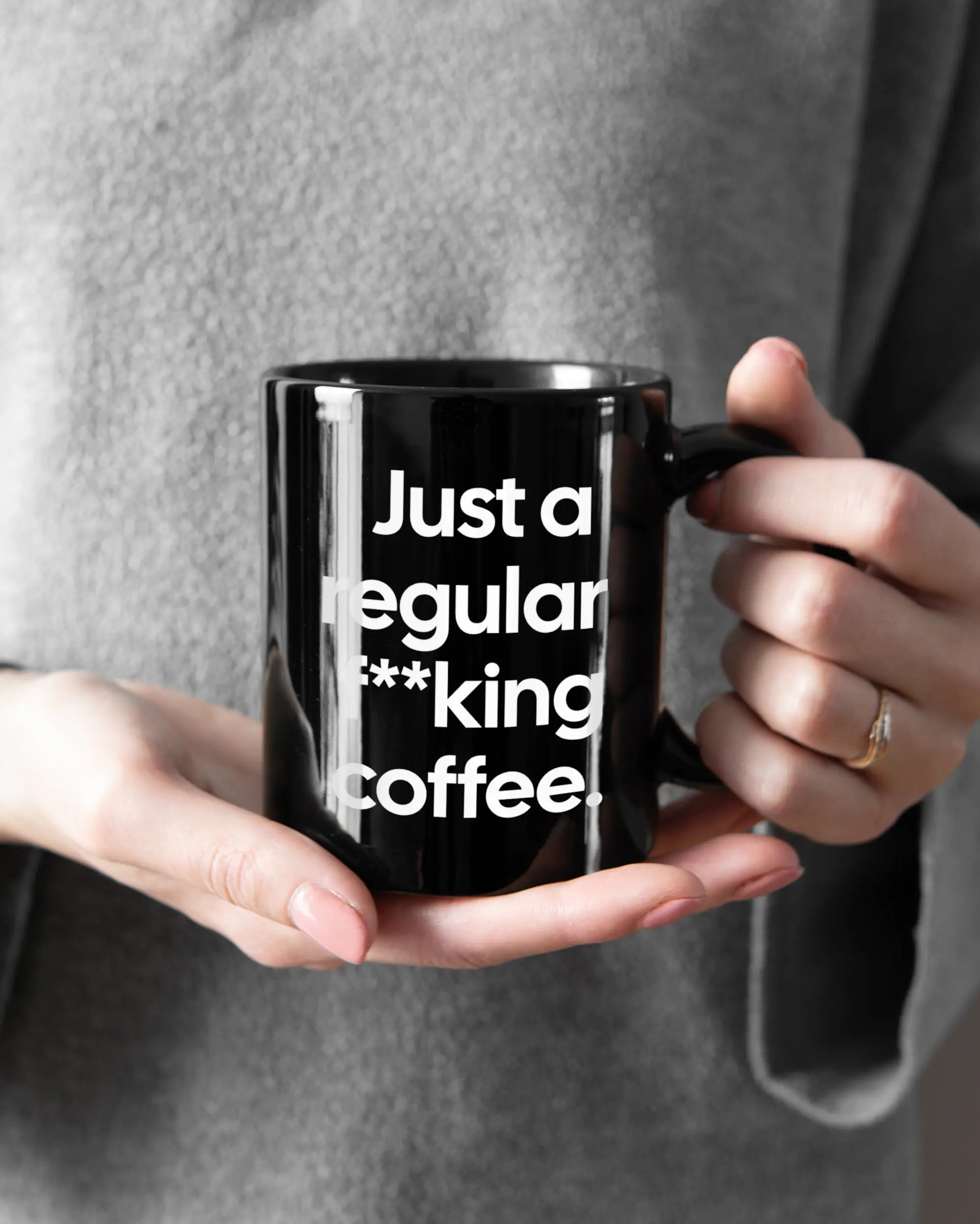 Rechte Seite der beidseitig bedruckten Keramiktasse von Maondo mit dem Design Regular Coffee in der Farbe Black gehalten von Frauenhänden