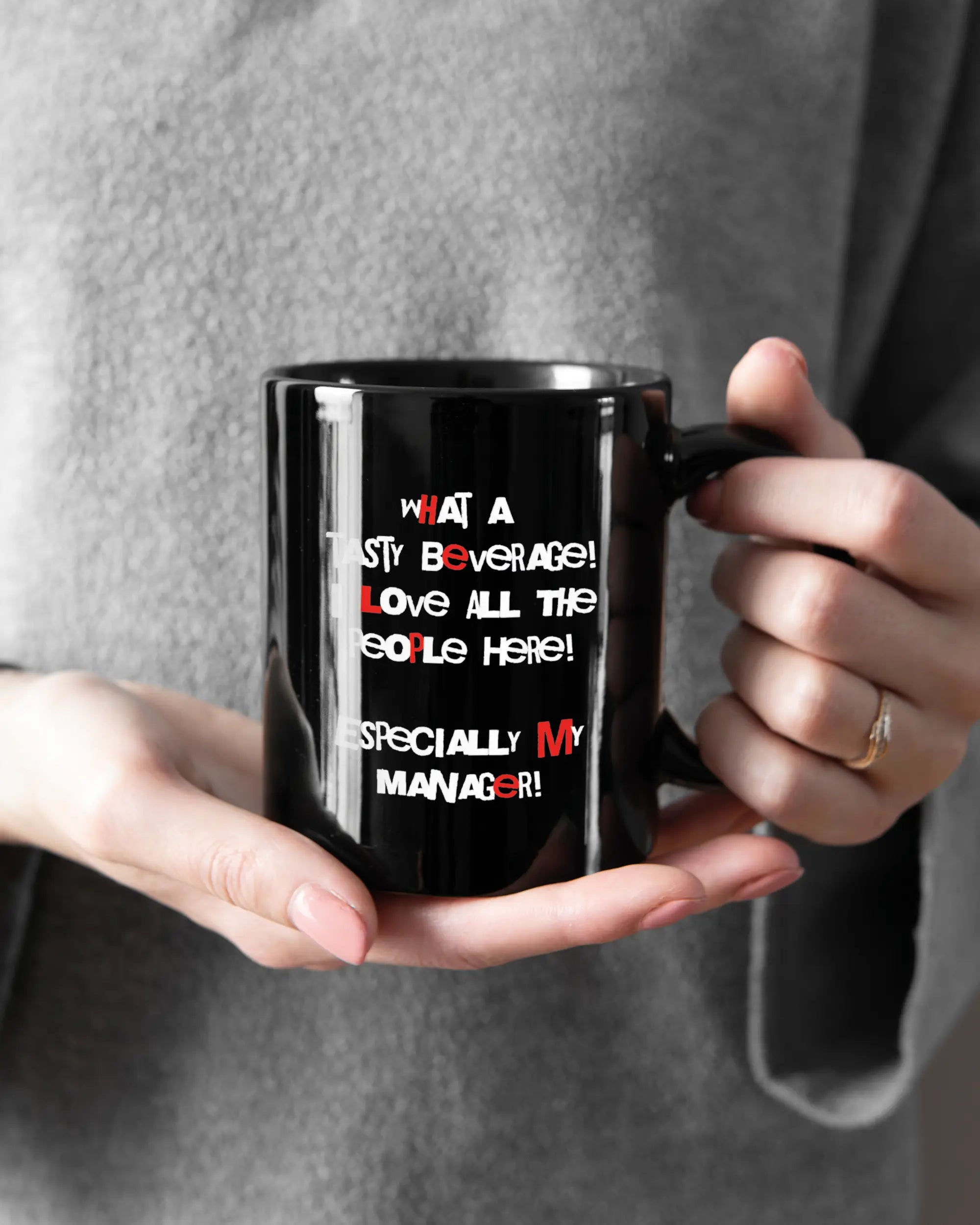 Rechte Seite der beidseitig bedruckten Keramiktasse von Maondo mit dem Design Help me in der Farbe Black gehalten von Frauenhänden