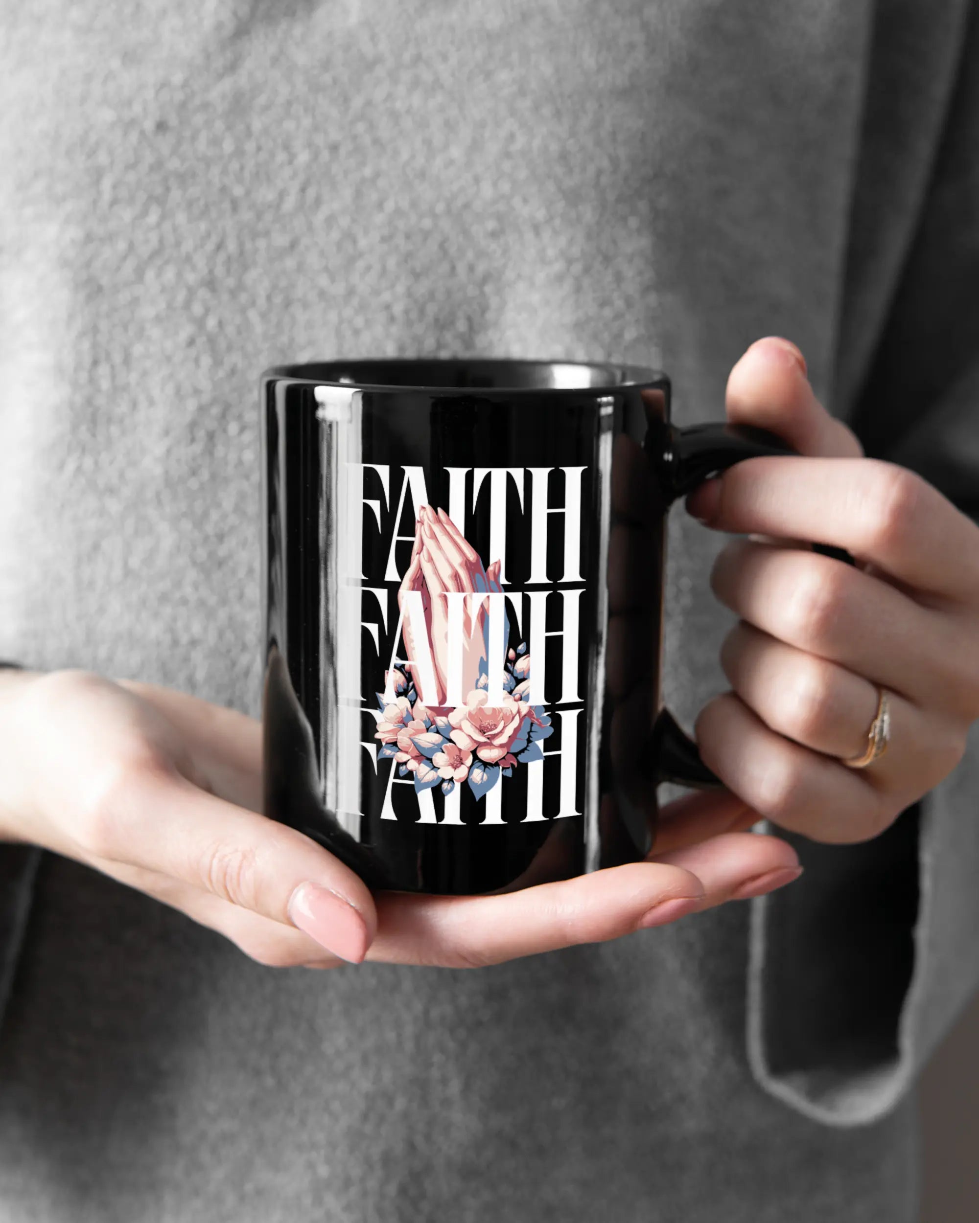 Rechte Seite der beidseitig bedruckten Keramiktasse von Maondo mit dem Design Faith X3 in der Farbe Black gehalten von Frauenhänden