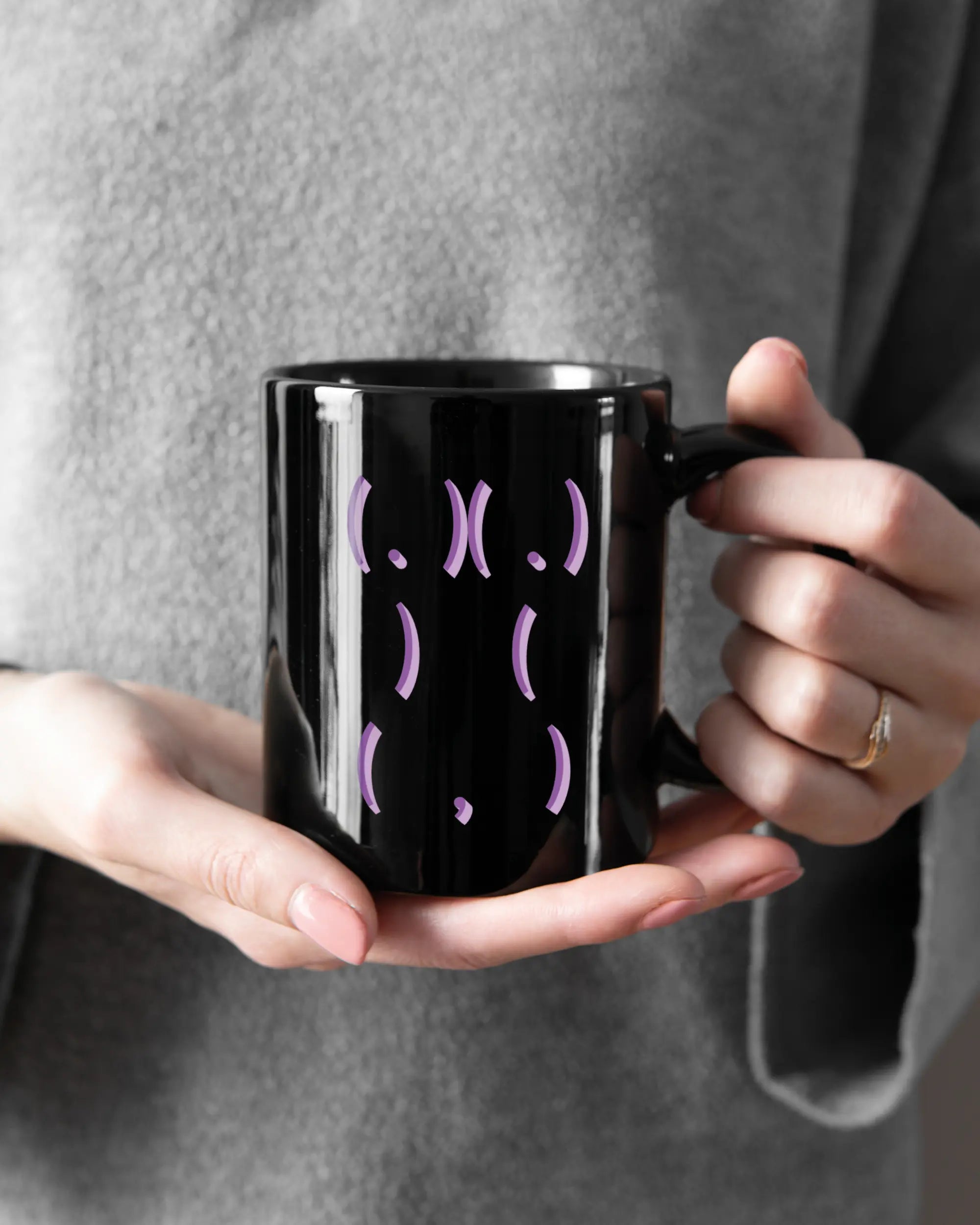 Rechte Seite der beidseitig bedruckten Keramiktasse von Maondo mit dem Design Body Language in der Farbe Black gehalten von Frauenhänden