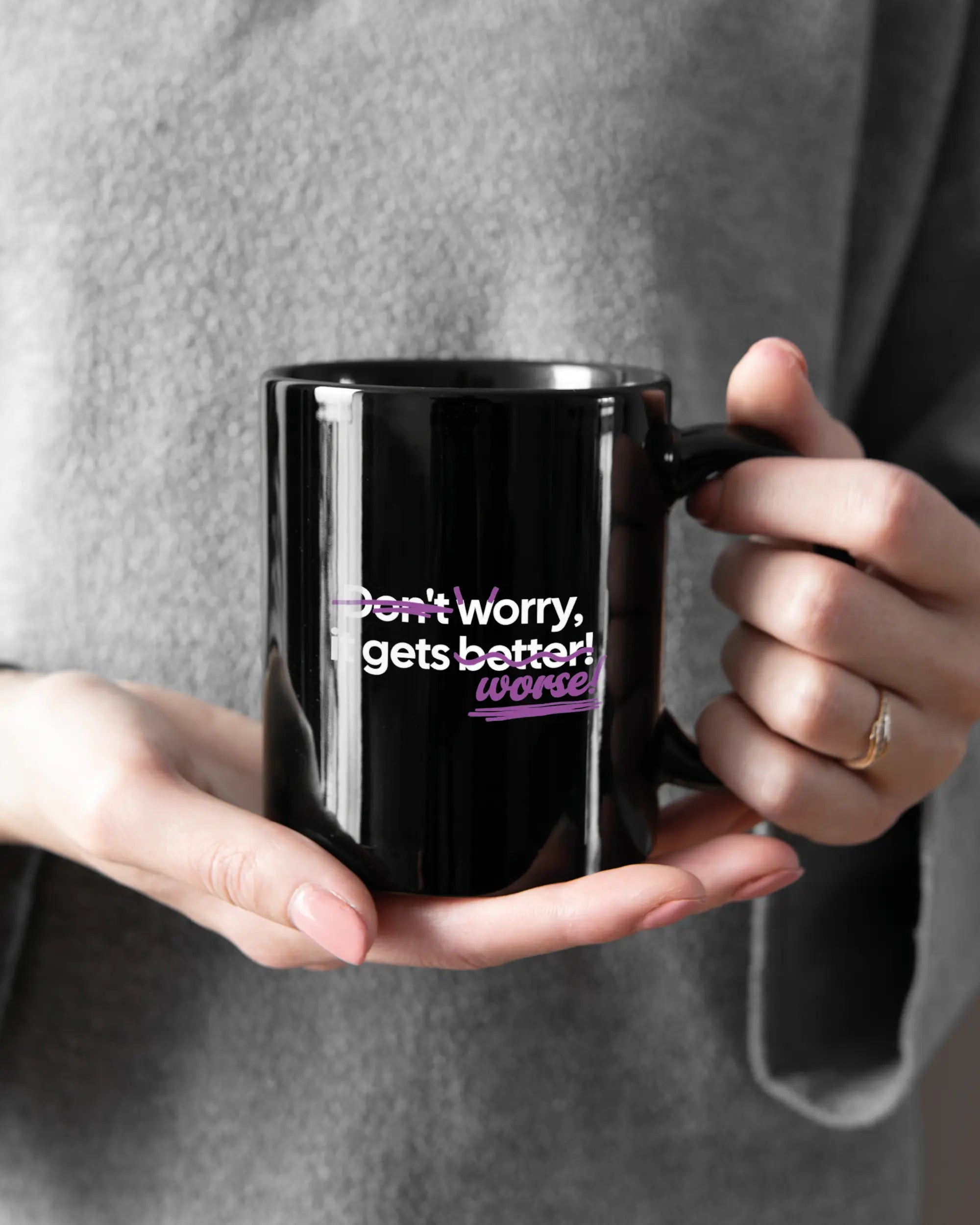 Rechte Seite der beidseitig bedruckten Keramiktasse von Maondo mit dem Design Worry Worse in der Farbe Black gehalten von Frauenhänden