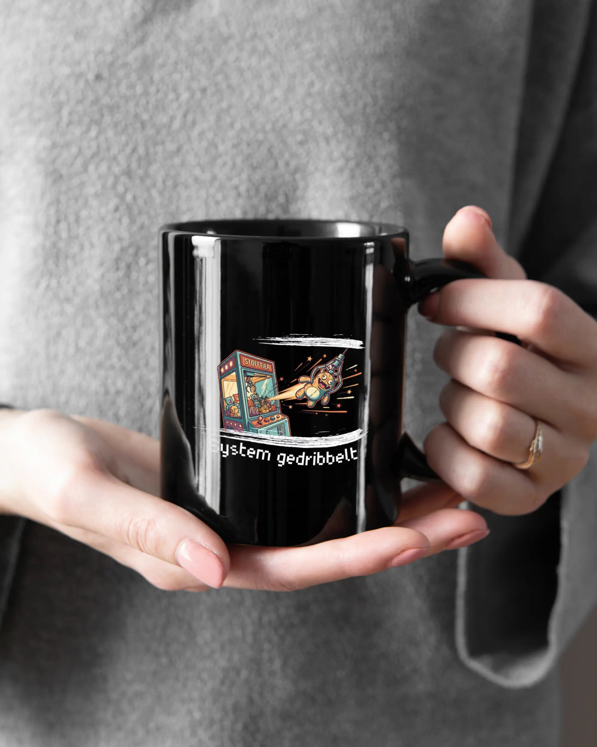 Rechte Seite der beidseitig bedruckten Keramiktasse von Maondo mit dem Design System gedribbelt in der Farbe Black gehalten von Frauenhänden