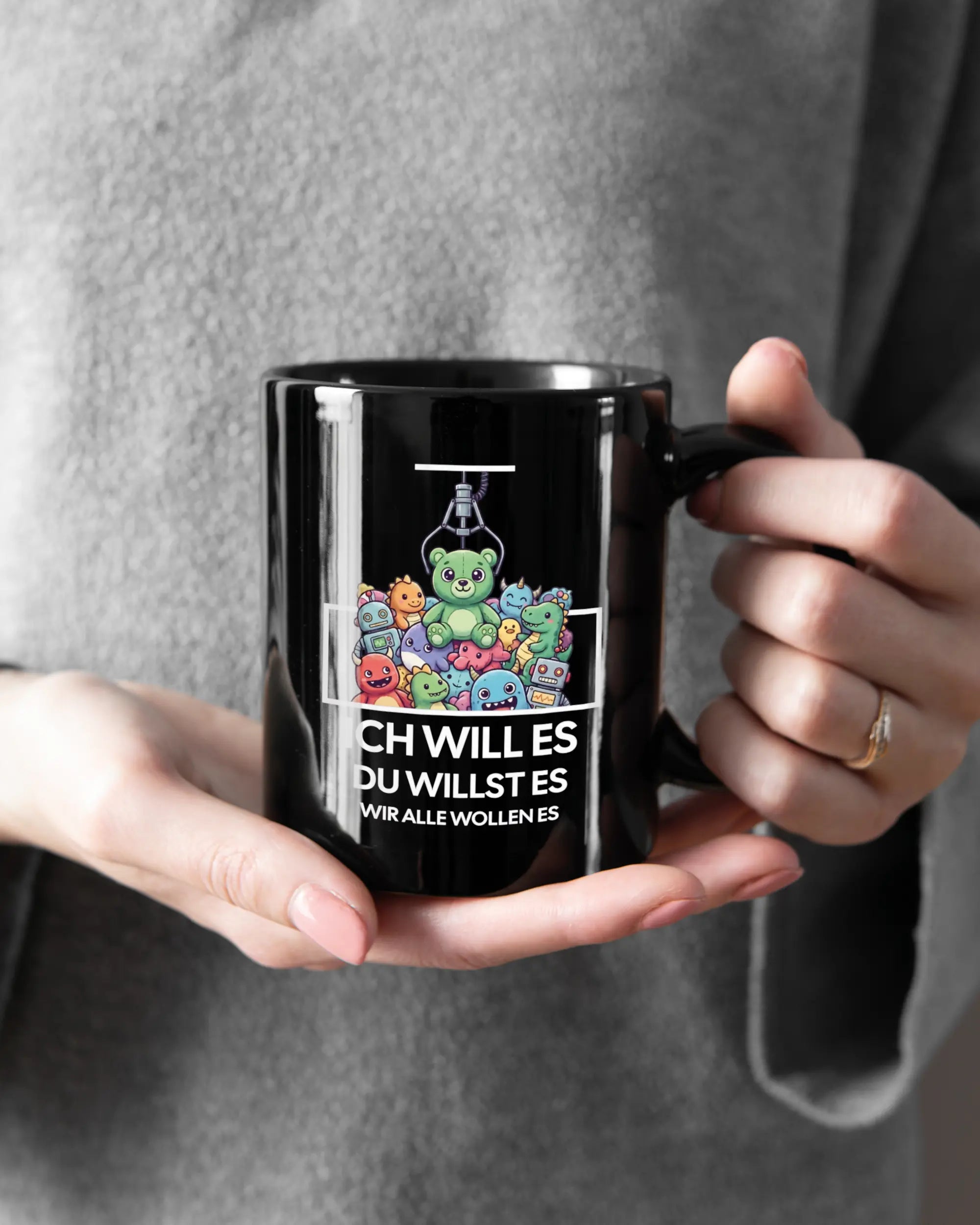 Rechte Seite der beidseitig bedruckten Keramiktasse von Maondo mit dem Design Will Stofftier in der Farbe Black gehalten von Frauenhänden