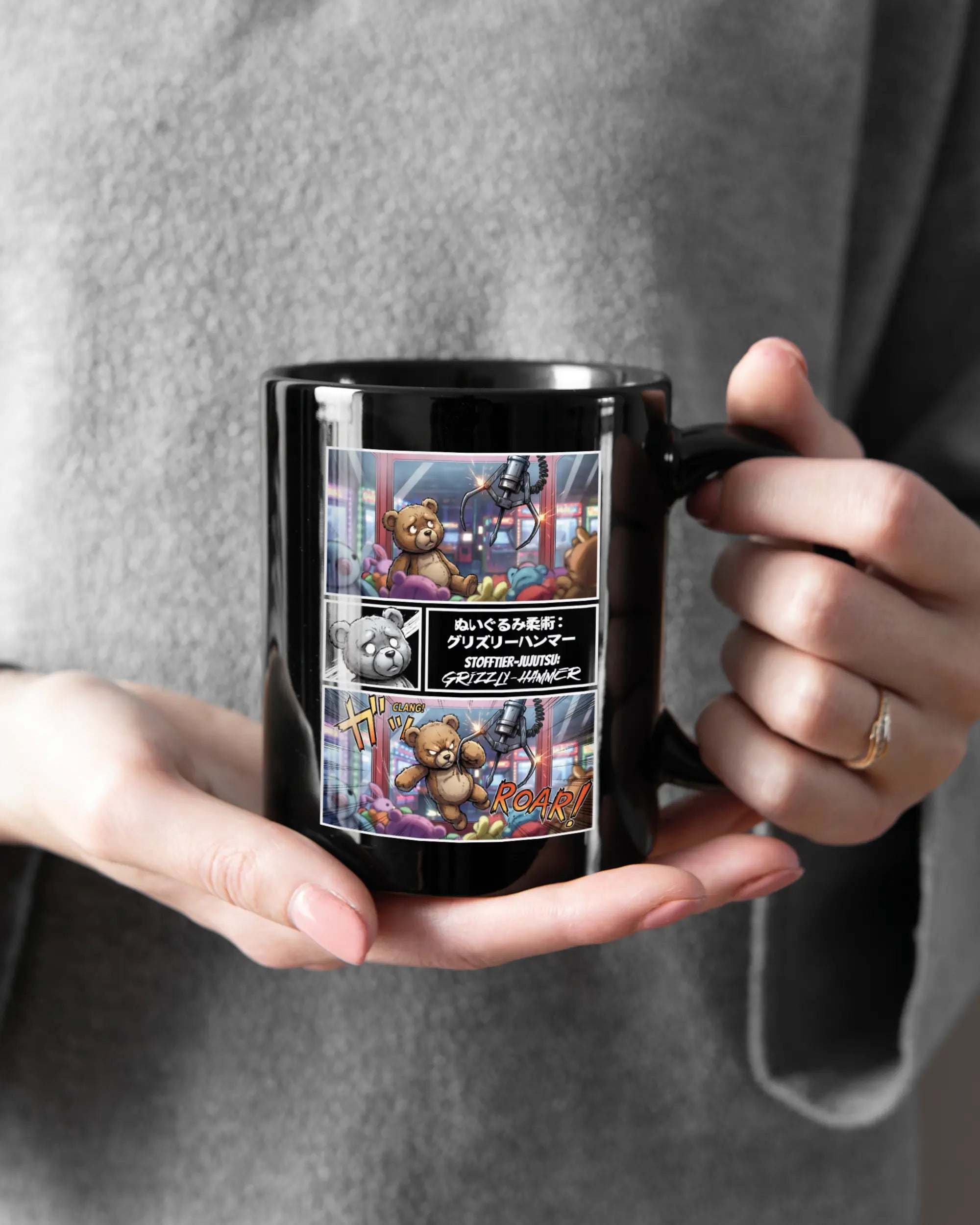 Rechte Seite der beidseitig bedruckten Keramiktasse von Maondo mit dem Design Manga Stoff in der Farbe Black gehalten von Frauenhänden