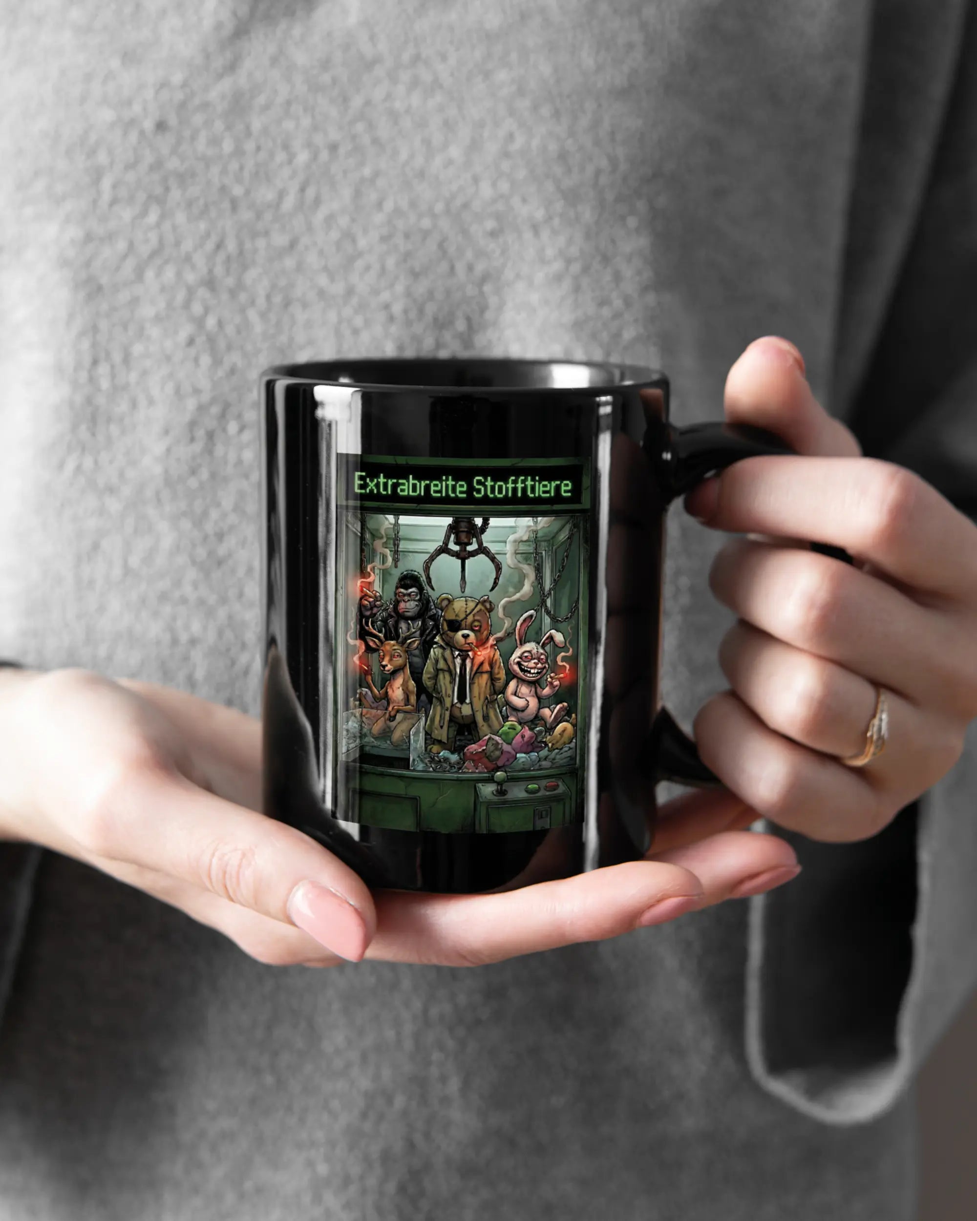 Rechte Seite der beidseitig bedruckten Keramiktasse von Maondo mit dem Design Extrabreit in der Farbe Black gehalten von Frauenhänden