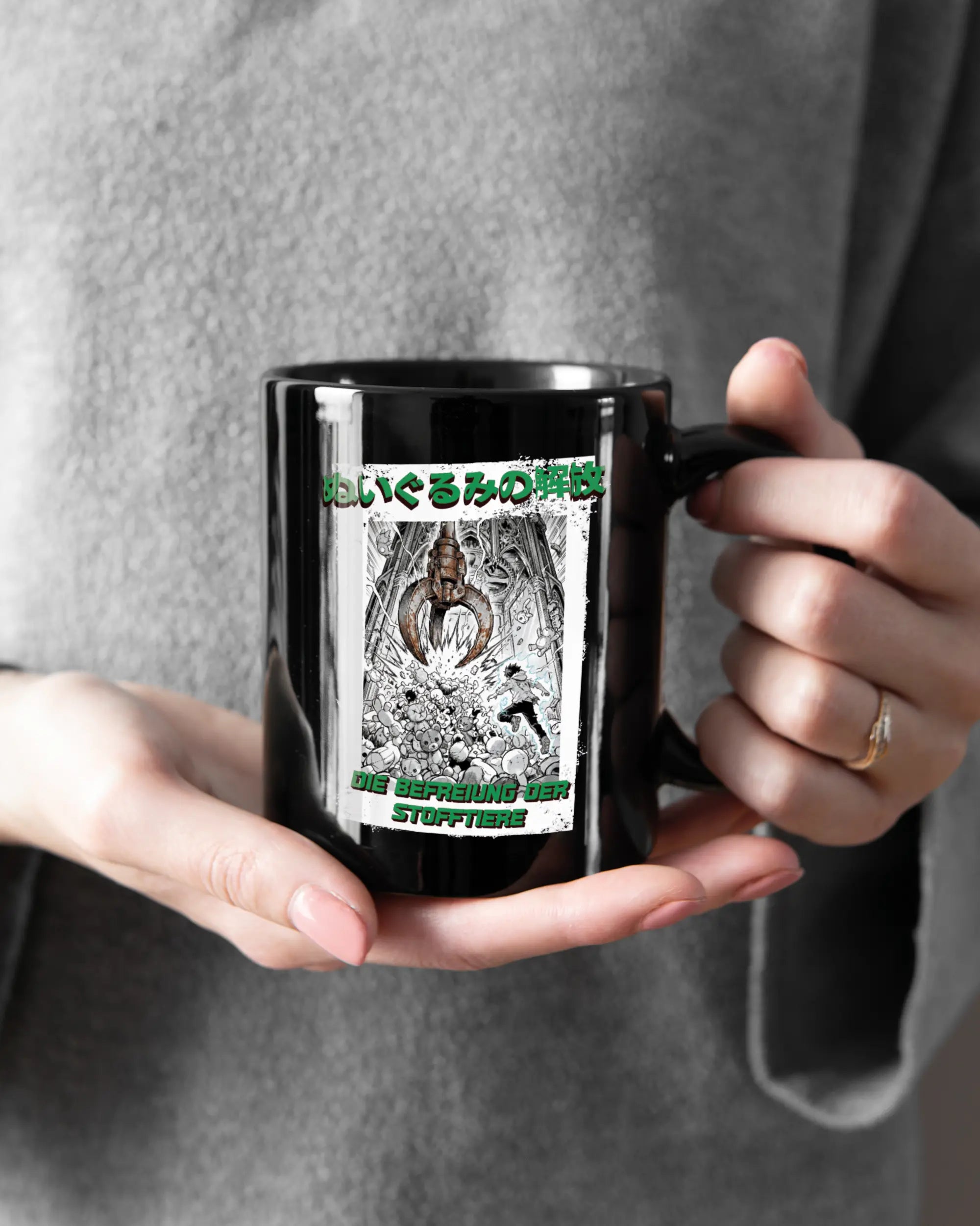 Rechte Seite der beidseitig bedruckten Keramiktasse von Maondo mit dem Design Save 1 Stofftier in der Farbe Black gehalten von Frauenhänden