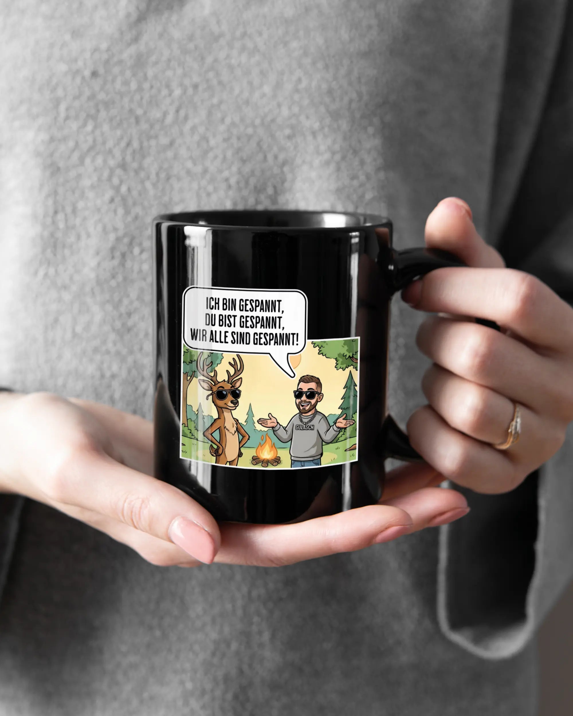 Rechte Seite der beidseitig bedruckten Keramiktasse von Maondo mit dem Design Vollspannung in der Farbe Black gehalten von Frauenhänden