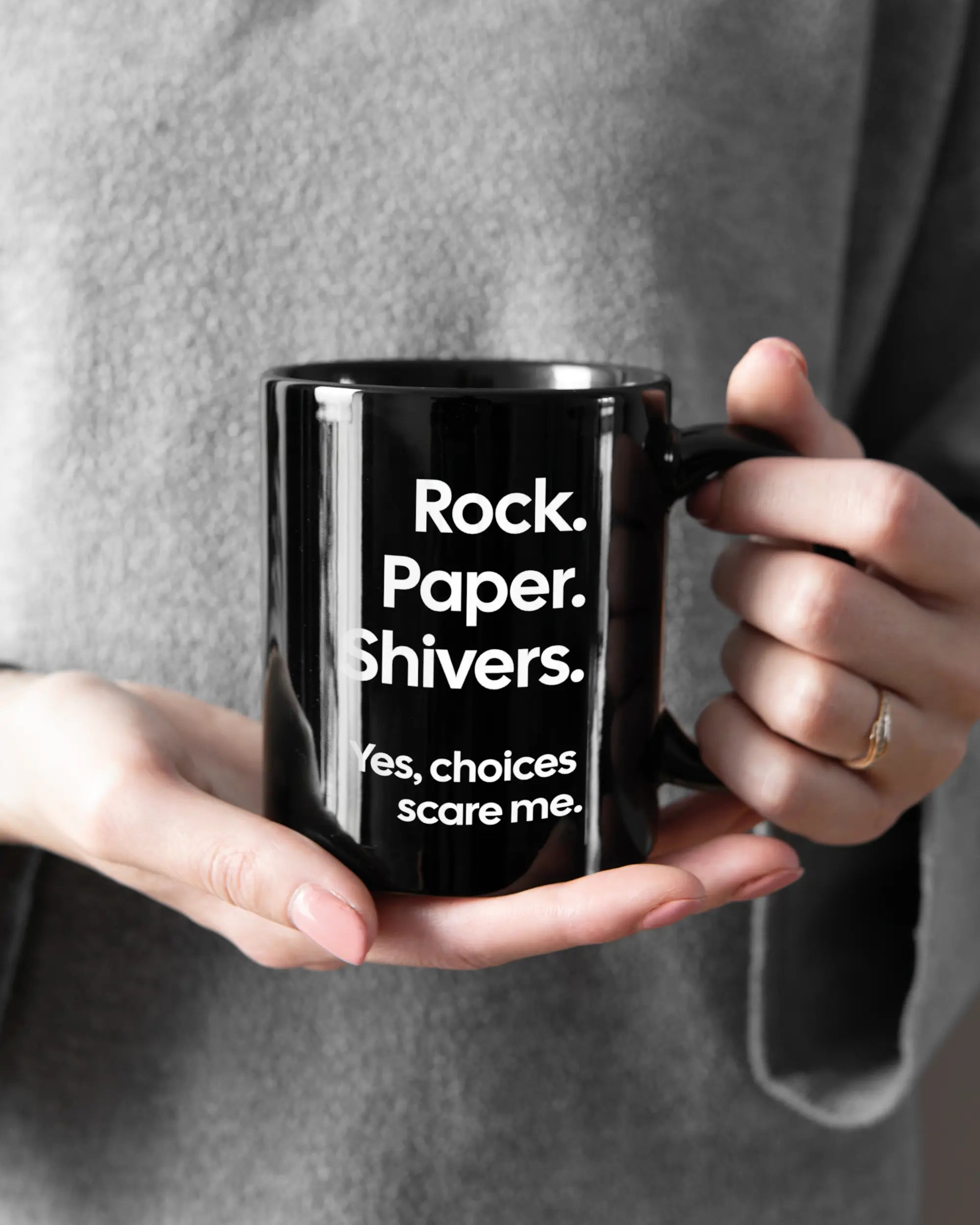 Rechte Seite der beidseitig bedruckten Keramiktasse von Maondo mit dem Design Rock Paper Shivers in der Farbe Black gehalten von Frauenhänden