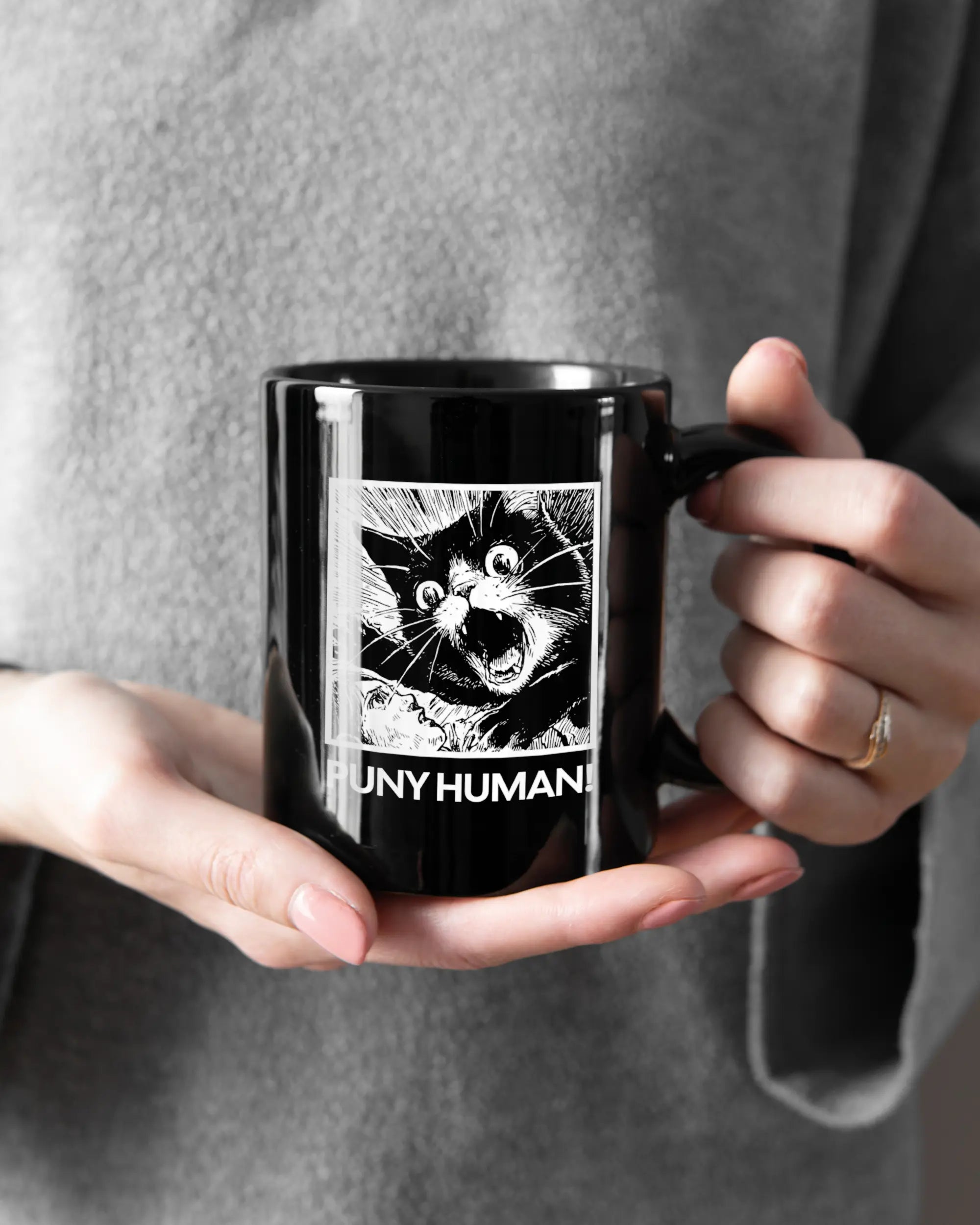 Rechte Seite der beidseitig bedruckten Keramiktasse von Maondo mit dem Design Puny Human in der Farbe Black gehalten von Frauenhänden