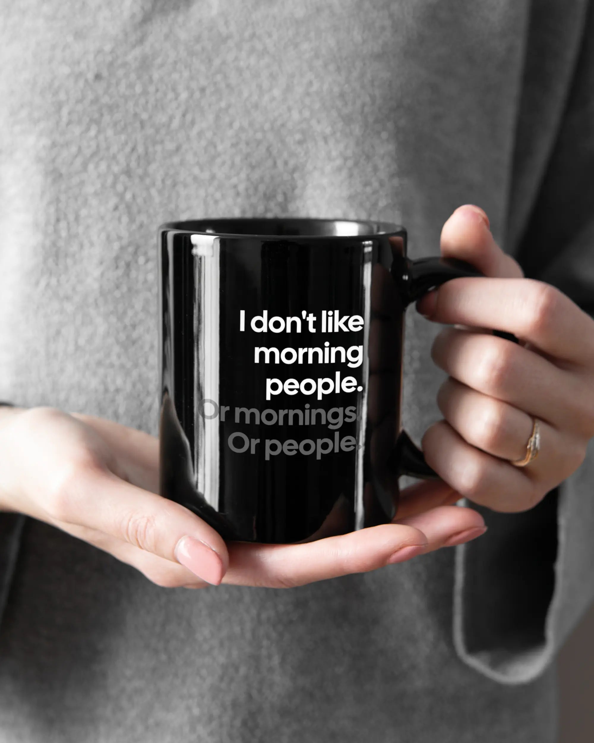 Rechte Seite der beidseitig bedruckten Keramiktasse von Maondo mit dem Design Morning Person in der Farbe Black gehalten von Frauenhänden