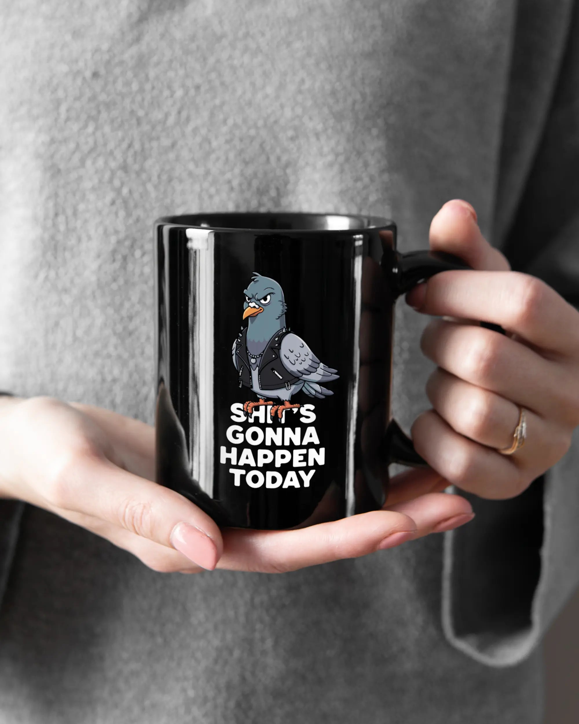 Rechte Seite der beidseitig bedruckten Keramiktasse von Maondo mit dem Design Pigeon Pun in der Farbe Black gehalten von Frauenhänden