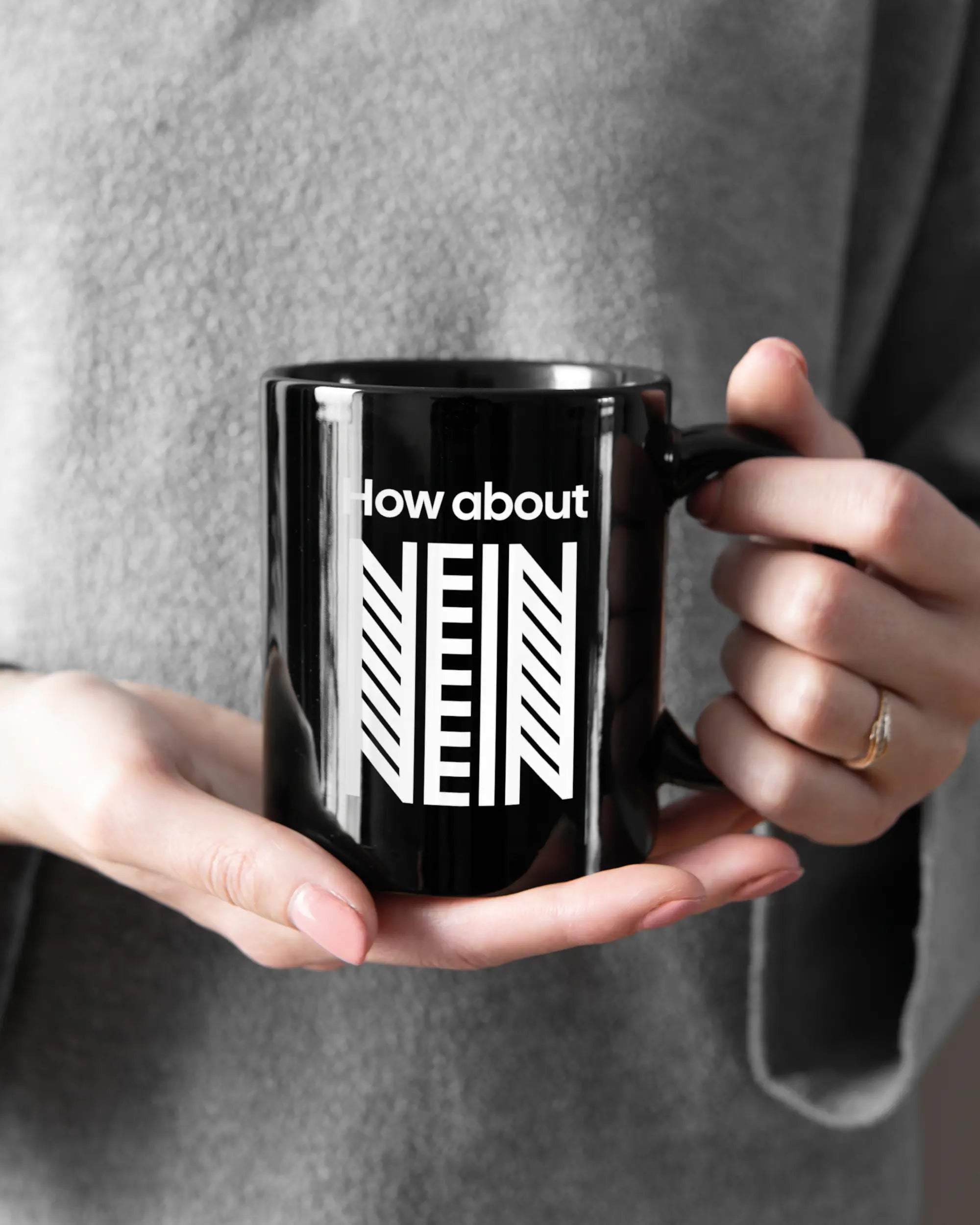 Rechte Seite der beidseitig bedruckten Keramiktasse von Maondo mit dem Design How about nein in der Farbe Black gehalten von Frauenhänden