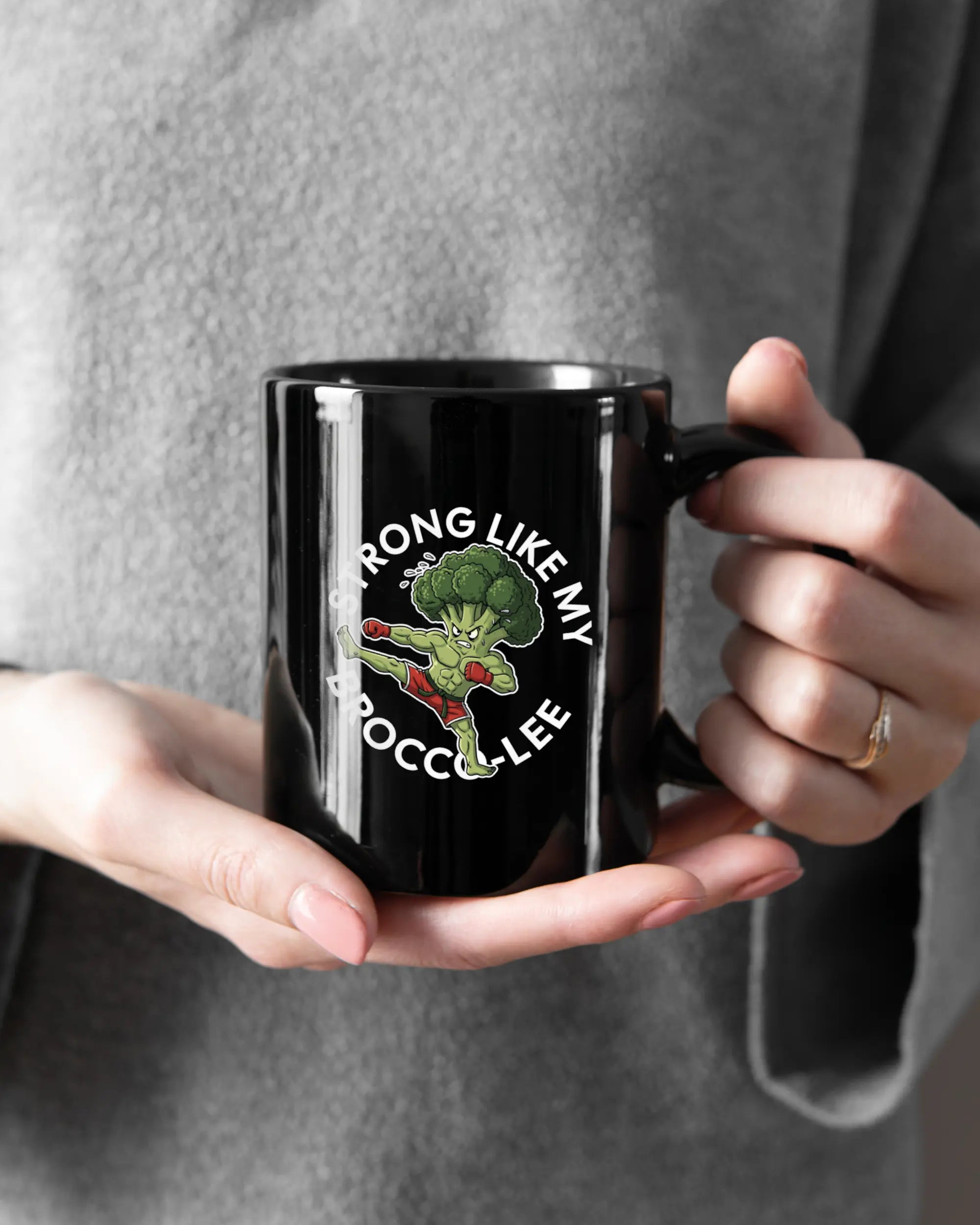 Rechte Seite der beidseitig bedruckten Keramiktasse von Maondo mit dem Design Brocco-Lee in der Farbe Black gehalten von Frauenhänden