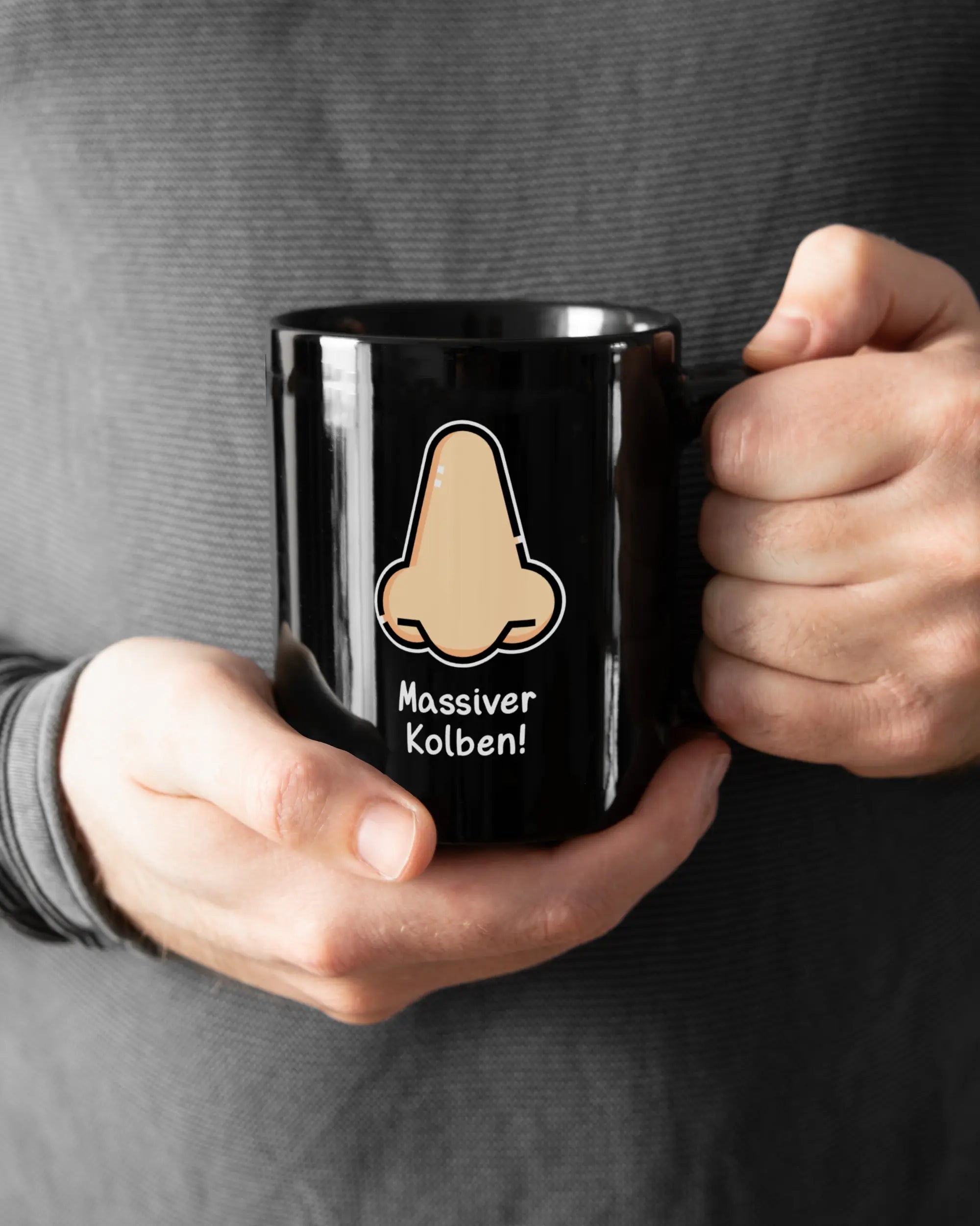 Closeup Modelshot Mann der beidseitig bedruckten Keramik Tasse von Maondo mit dem Design Massiver Kolben in der Farbe Schwarz