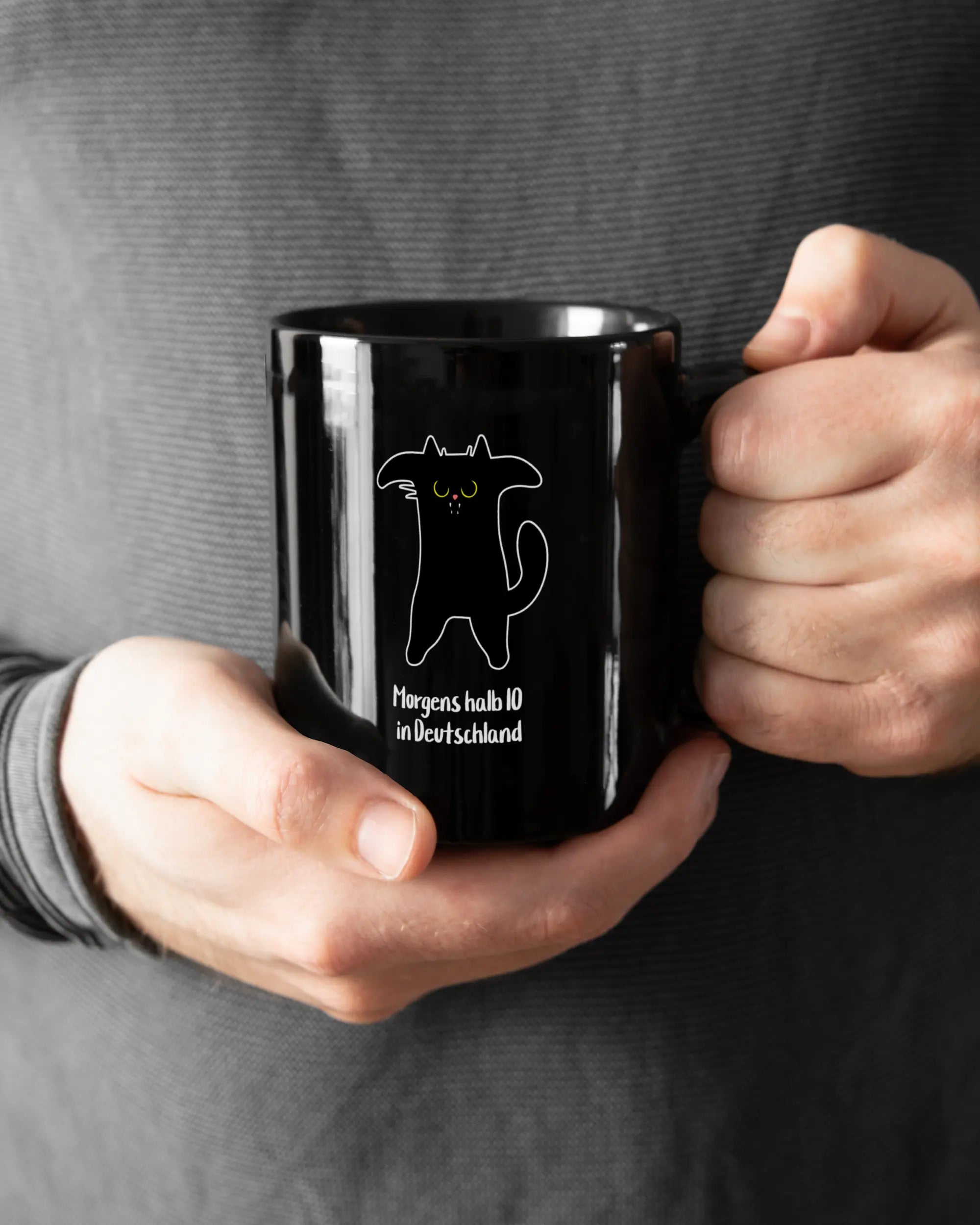 Closeup Modelshot Mann der beidseitig bedruckten Keramik Tasse von Maondo mit dem Design Guten Morgen in der Farbe Schwarz