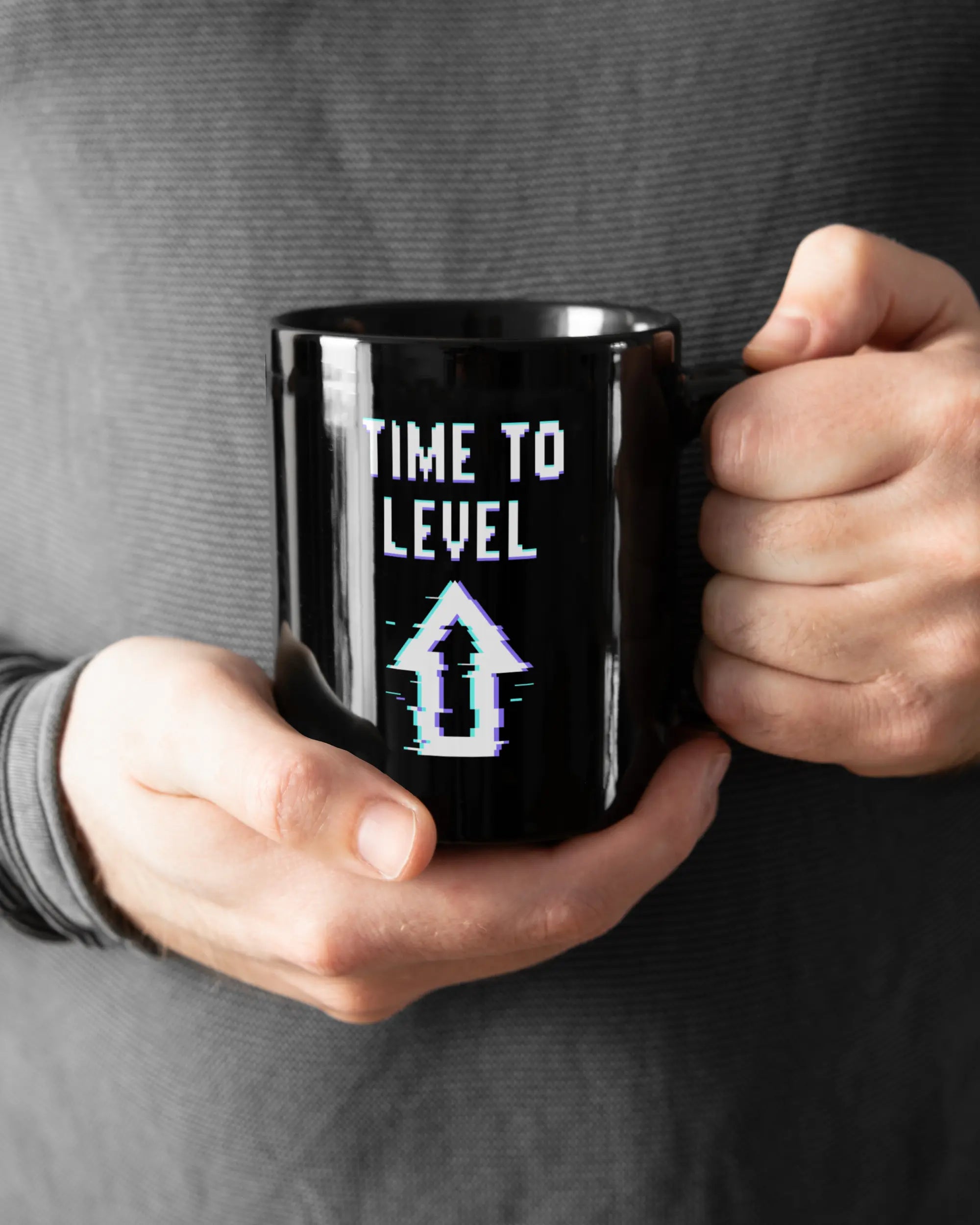 Closeup Modelshot Mann der beidseitig bedruckten Keramik Tasse von Maondo mit dem Design Koffein-Game in der Farbe Schwarz