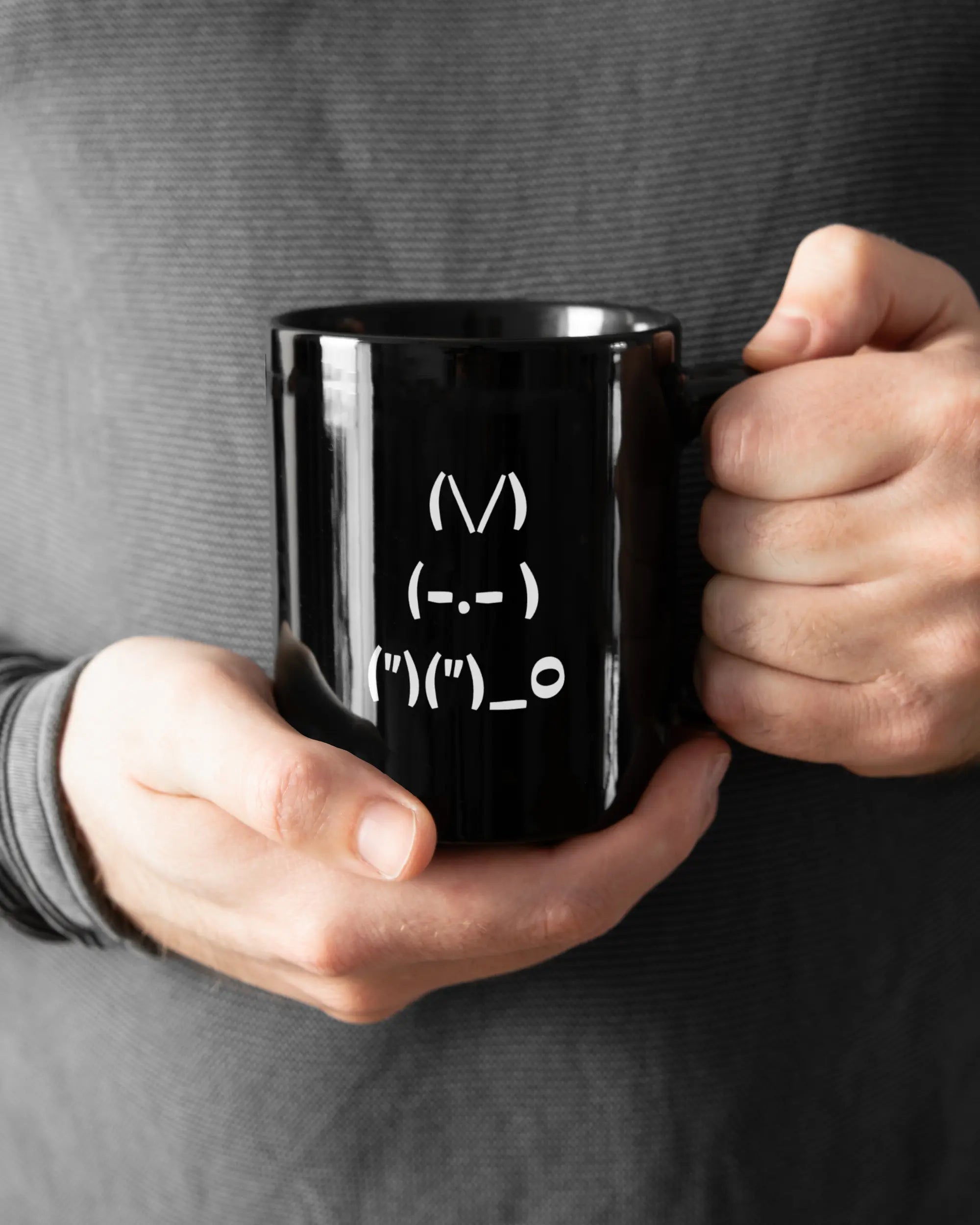 Closeup Modelshot Mann der beidseitig bedruckten Keramik Tasse von Maondo mit dem Design Nicer Hase in der Farbe Schwarz