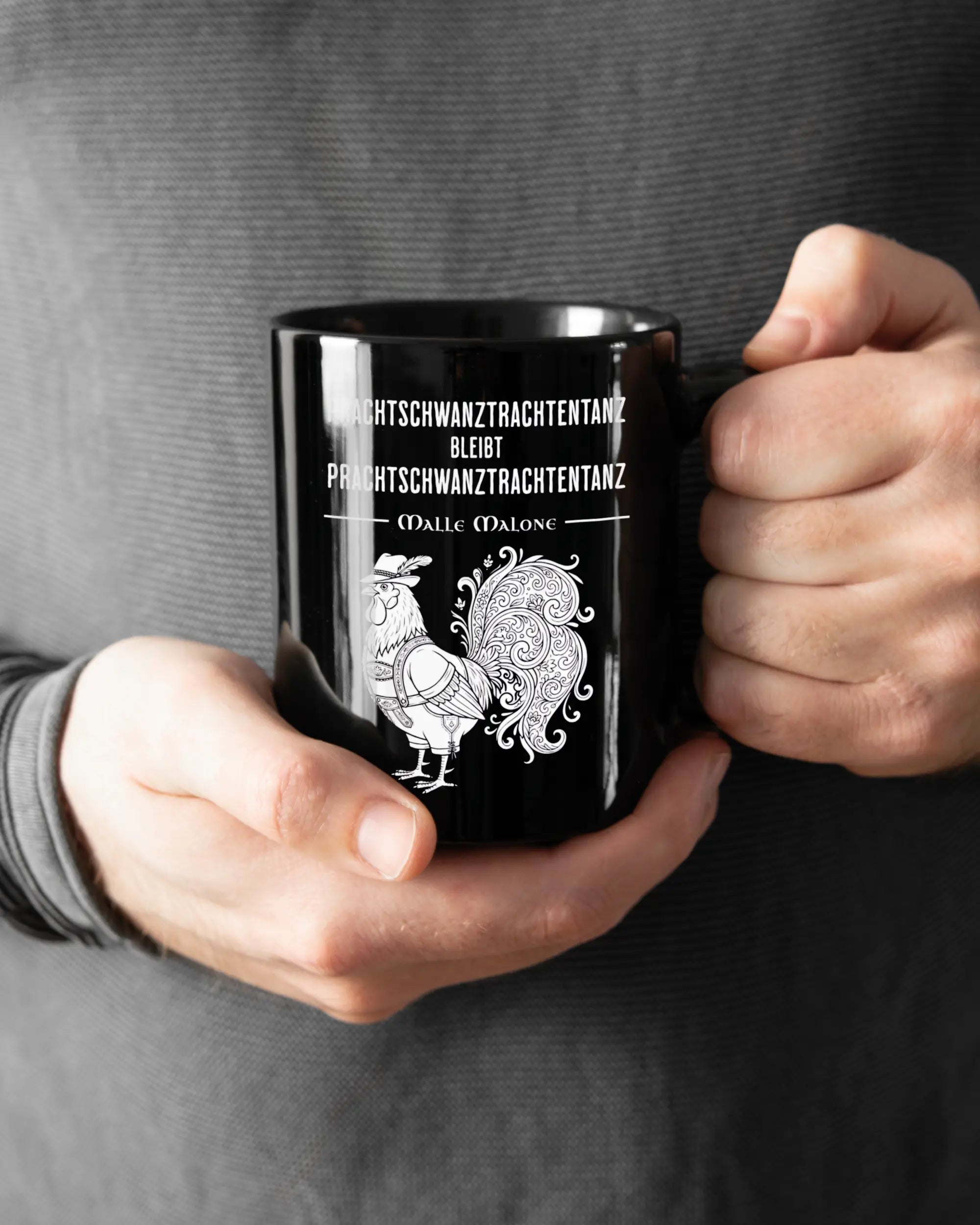 Rechte Seite der beidseitig bedruckten Keramiktasse von Maondo mit dem Design Trachtentanz in der Farbe Black gehalten von Männerhänden