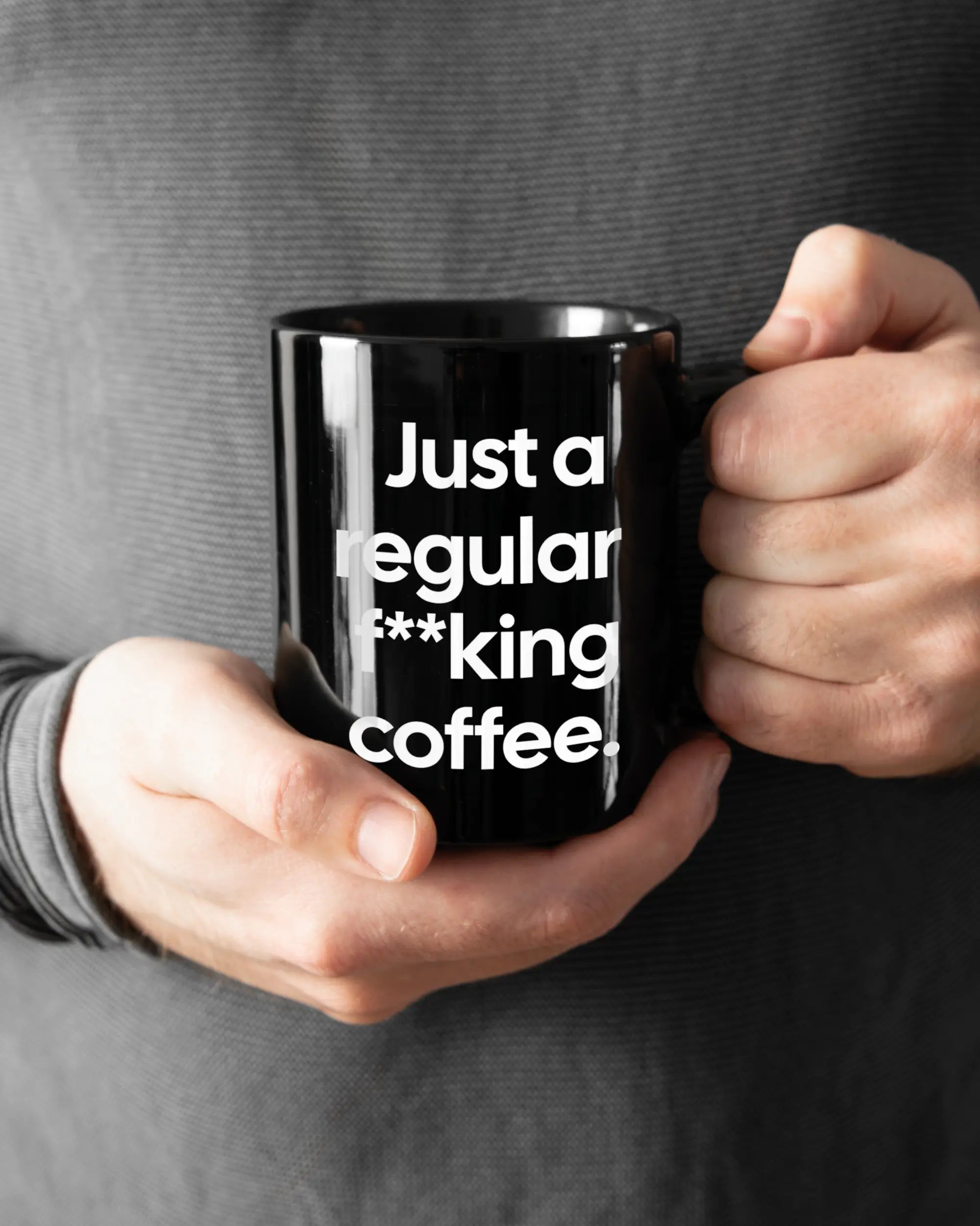 Rechte Seite der beidseitig bedruckten Keramiktasse von Maondo mit dem Design Regular Coffee in der Farbe Black gehalten von Männerhänden