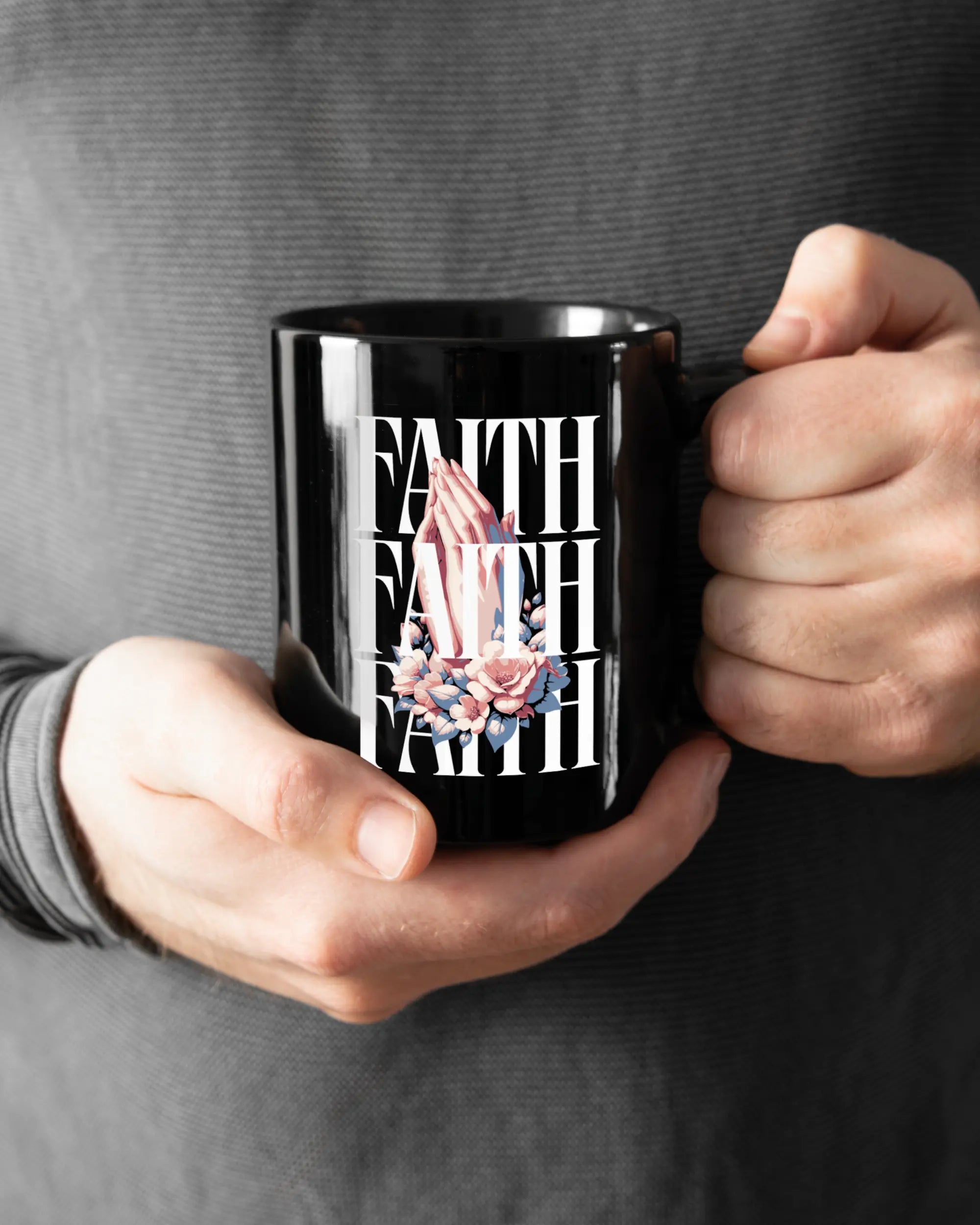 Rechte Seite der beidseitig bedruckten Keramiktasse von Maondo mit dem Design Faith X3 in der Farbe Black gehalten von Männerhänden