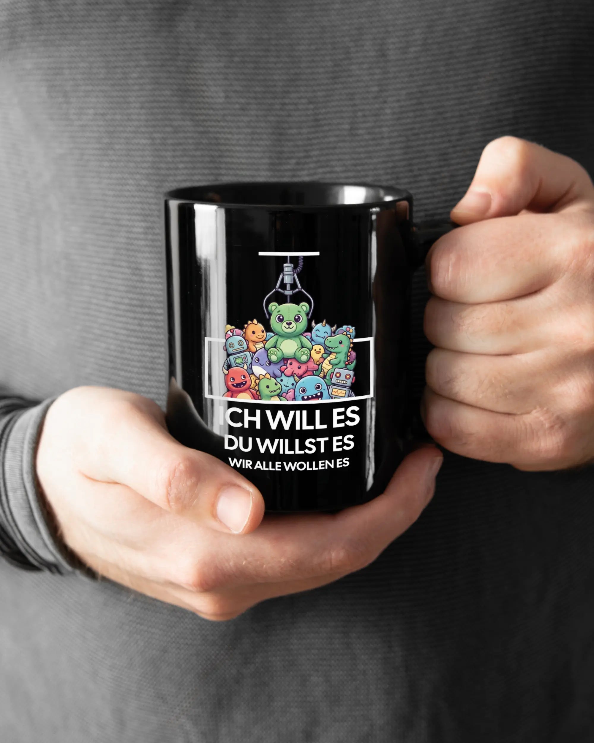 Rechte Seite der beidseitig bedruckten Keramiktasse von Maondo mit dem Design Will Stofftier in der Farbe Black gehalten von Männerhänden