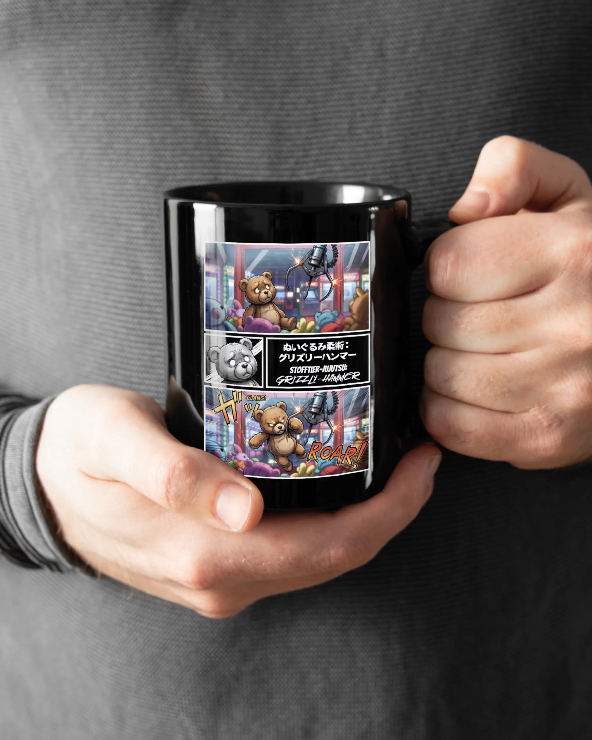 Rechte Seite der beidseitig bedruckten Keramiktasse von Maondo mit dem Design Manga Stoff in der Farbe Black gehalten von Männerhänden