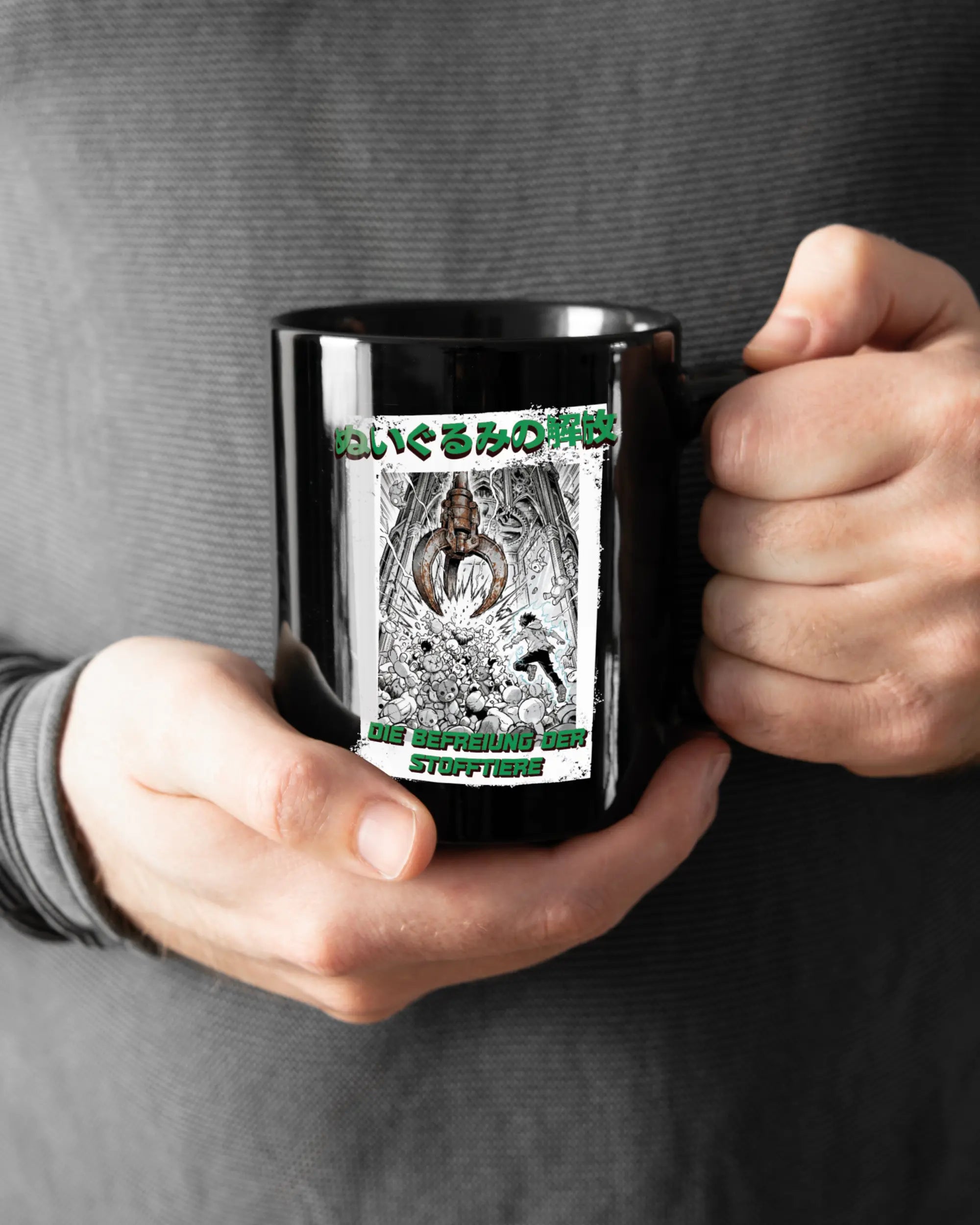 Rechte Seite der beidseitig bedruckten Keramiktasse von Maondo mit dem Design Save 1 Stofftier in der Farbe Black gehalten von Männerhänden