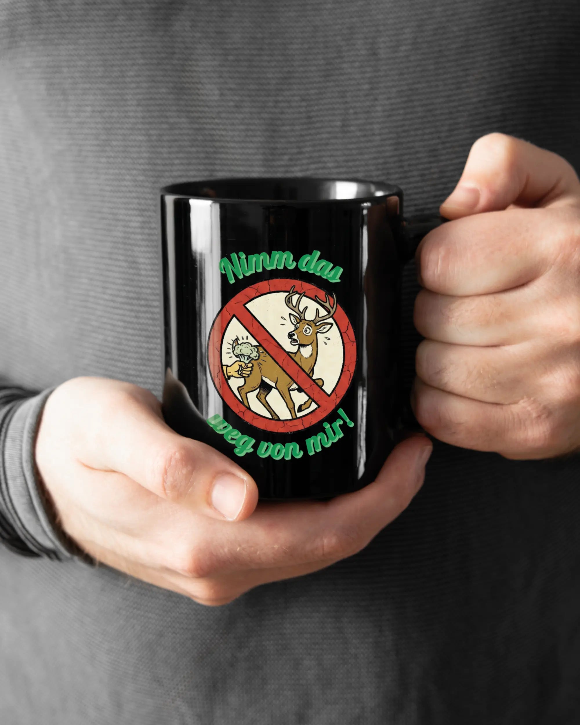 Rechte Seite der beidseitig bedruckten Keramiktasse von Maondo mit dem Design Reh weg in der Farbe Black gehalten von Männerhänden