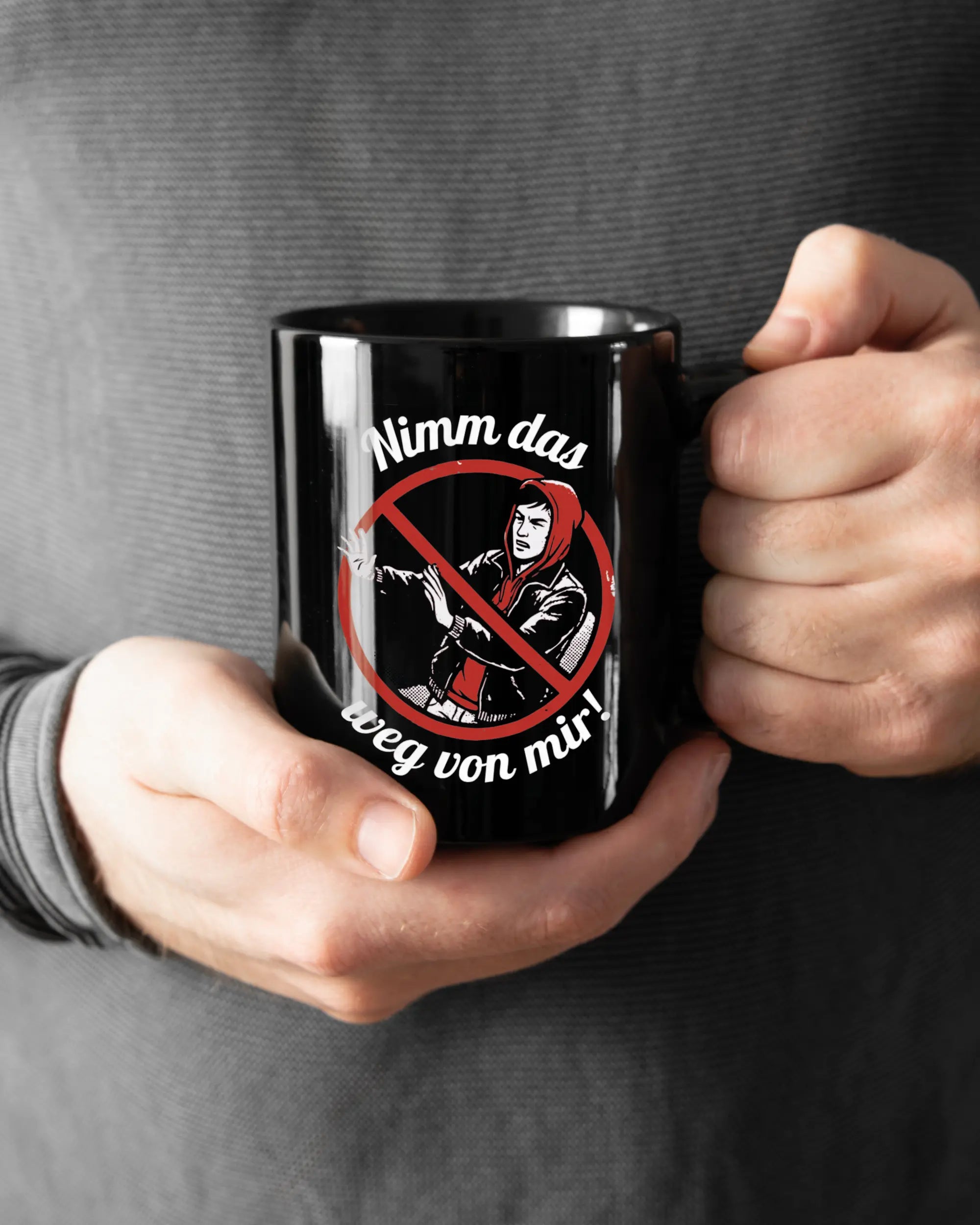 Rechte Seite der beidseitig bedruckten Keramiktasse von Maondo mit dem Design Nimm das weg in der Farbe Black gehalten von Männerhänden