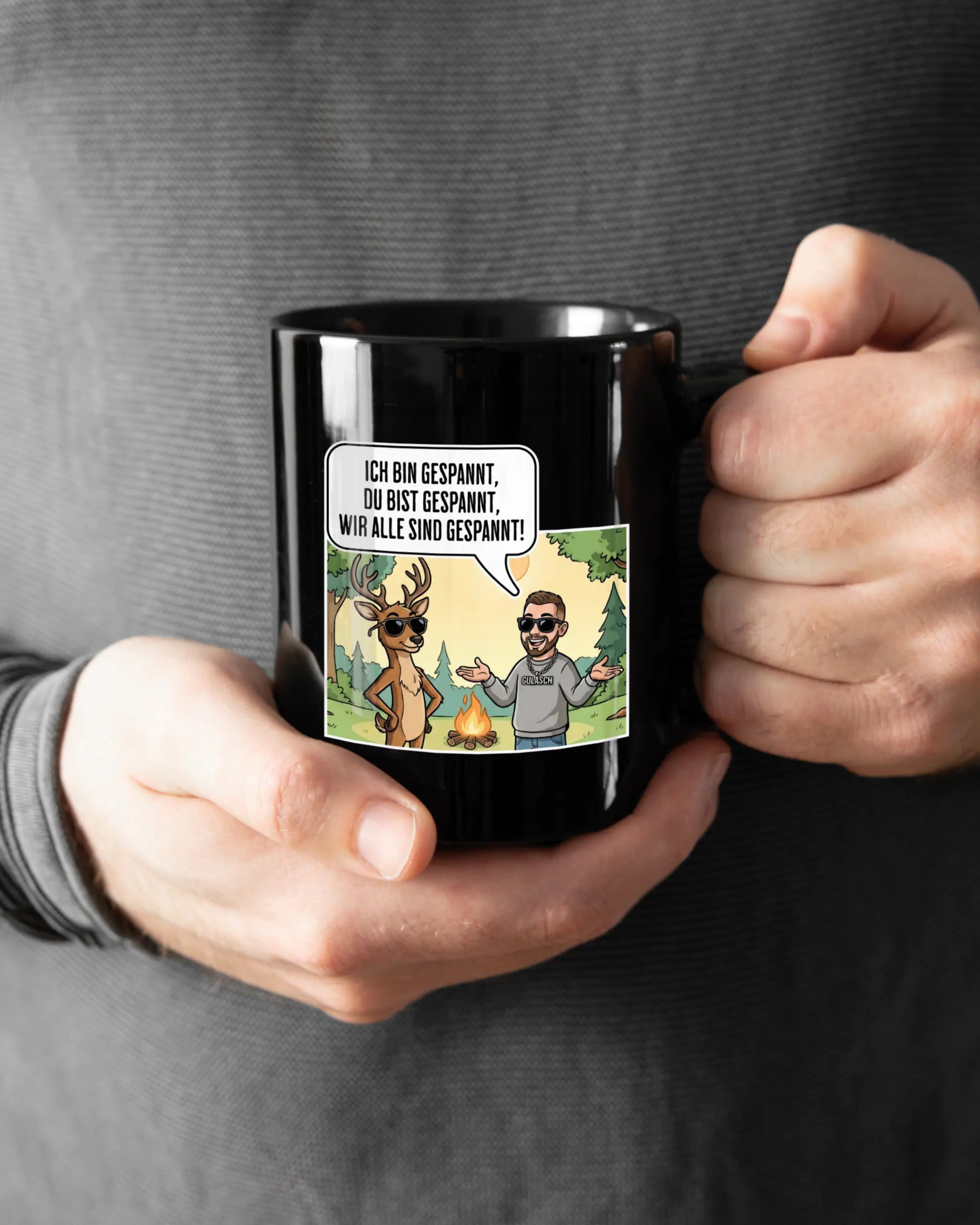 Rechte Seite der beidseitig bedruckten Keramiktasse von Maondo mit dem Design Vollspannung in der Farbe Black gehalten von Männerhänden