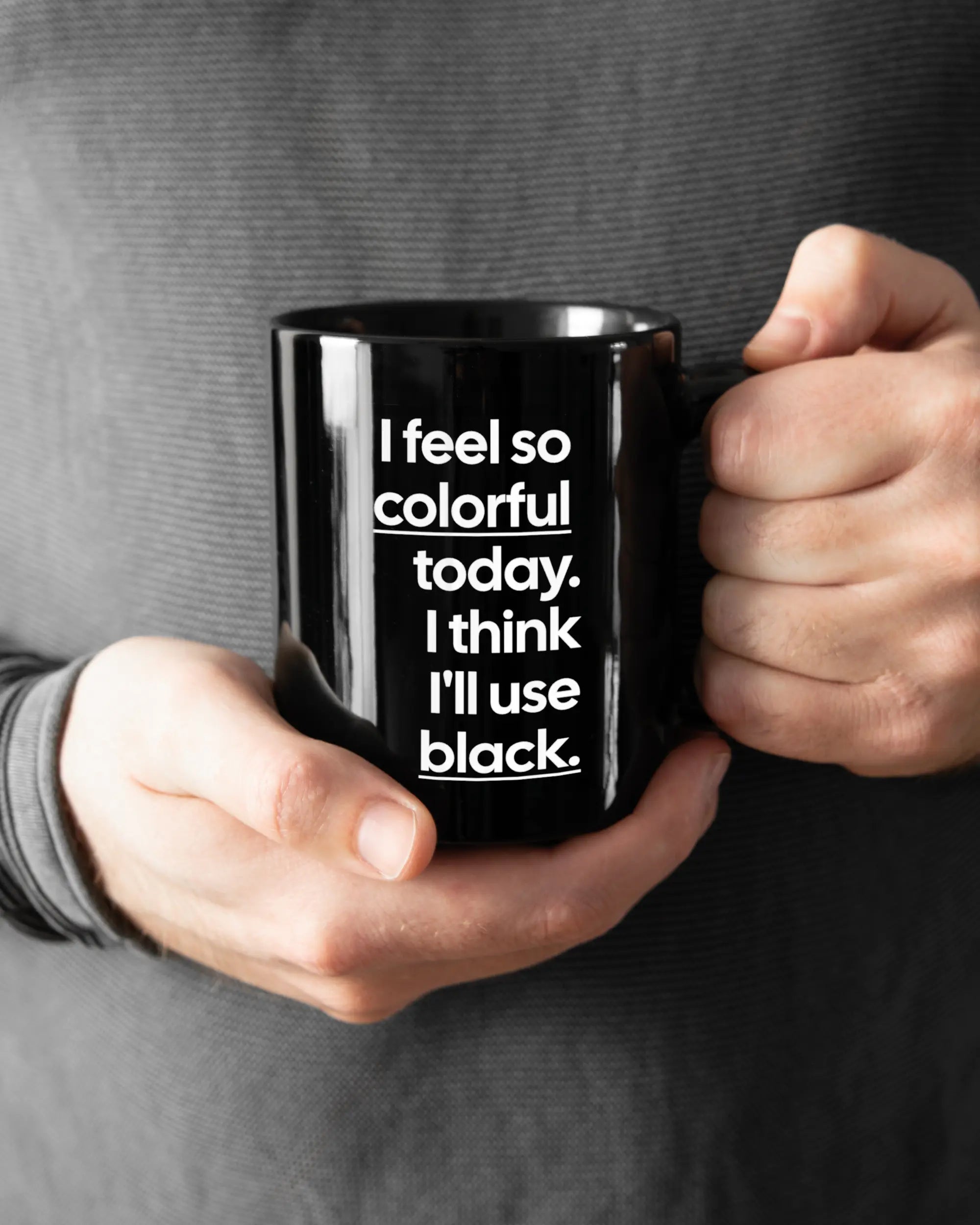 Rechte Seite der beidseitig bedruckten Keramiktasse von Maondo mit dem Design Colorful Day in der Farbe Black gehalten von Männerhänden