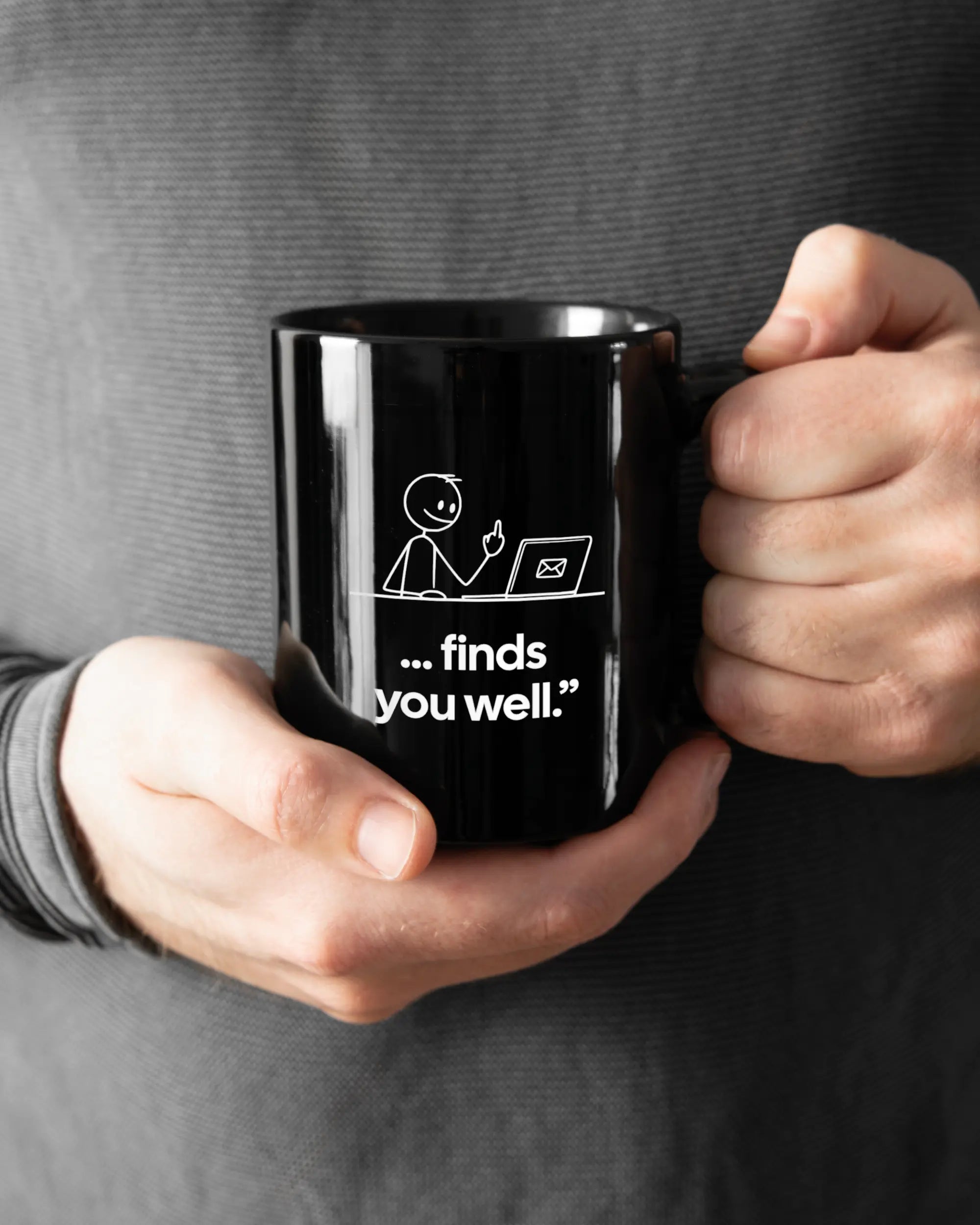 Rechte Seite der beidseitig bedruckten Keramiktasse von Maondo mit dem Design Found me not well in der Farbe Black gehalten von Männerhänden