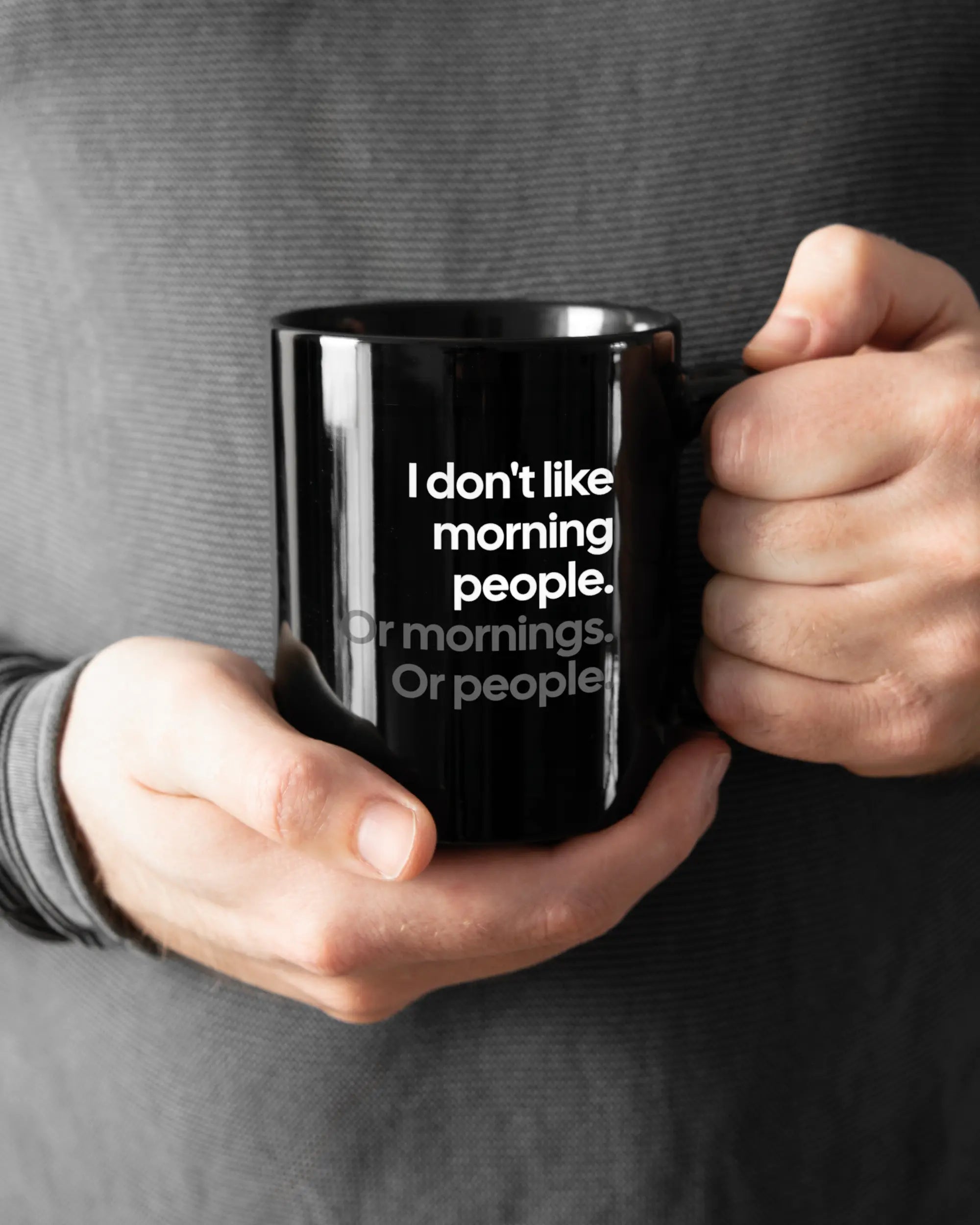 Rechte Seite der beidseitig bedruckten Keramiktasse von Maondo mit dem Design Morning Person in der Farbe Black gehalten von Männerhänden