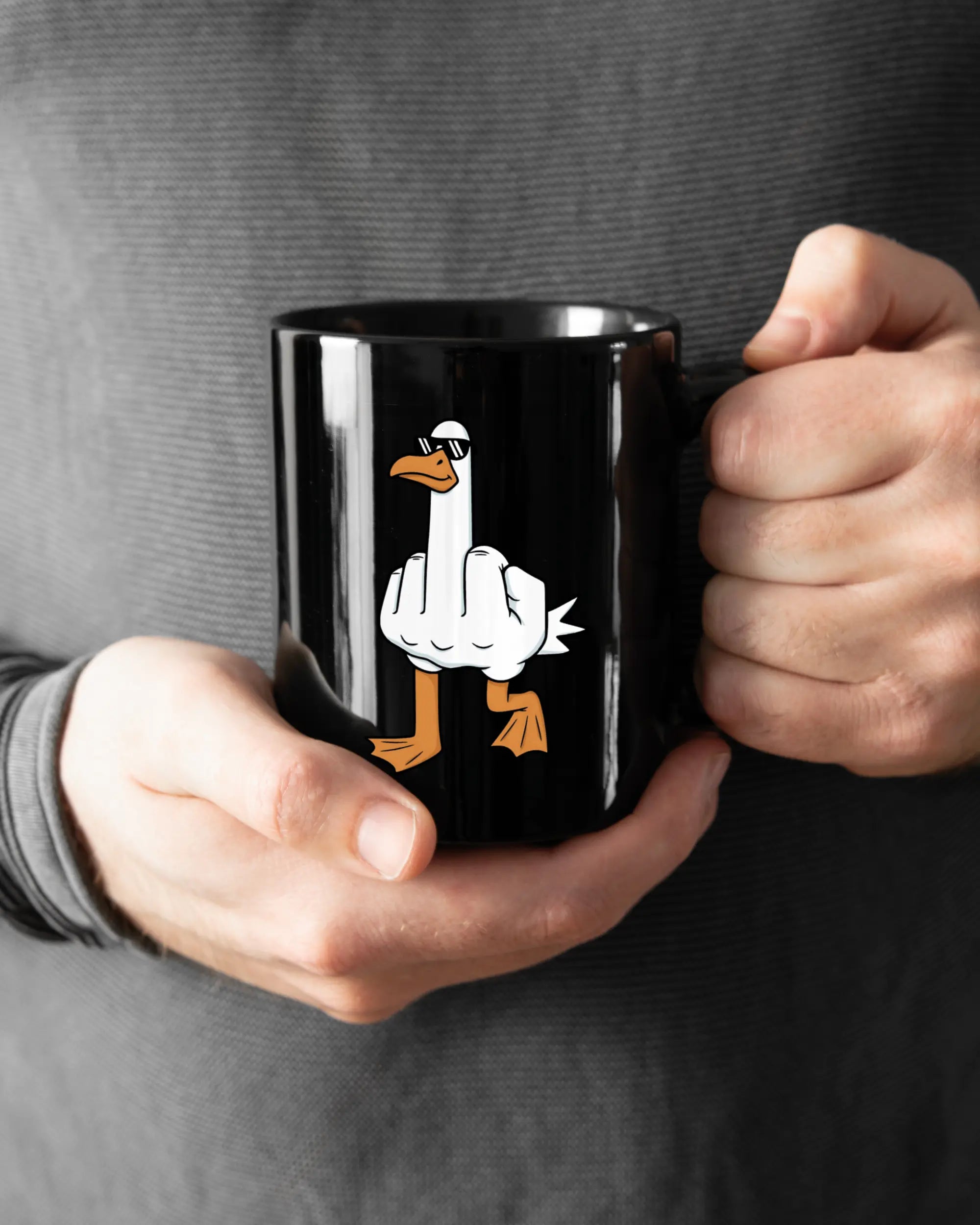 Rechte Seite der beidseitig bedruckten Keramiktasse von Maondo mit dem Design I give a duck in der Farbe Black gehalten von Männerhänden