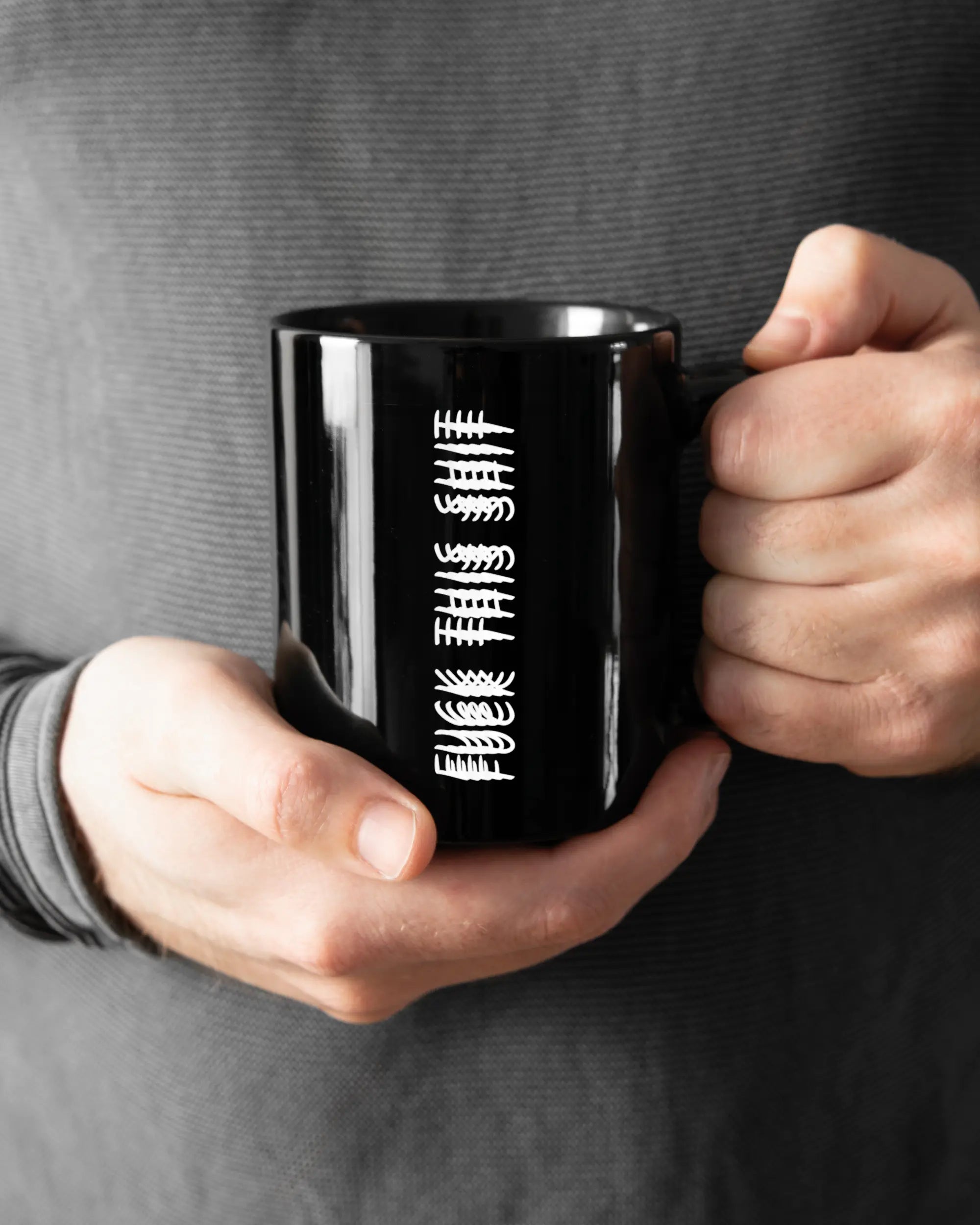 Rechte Seite der beidseitig bedruckten Keramiktasse von Maondo mit dem Design Hidden Message in der Farbe Black gehalten von Männerhänden