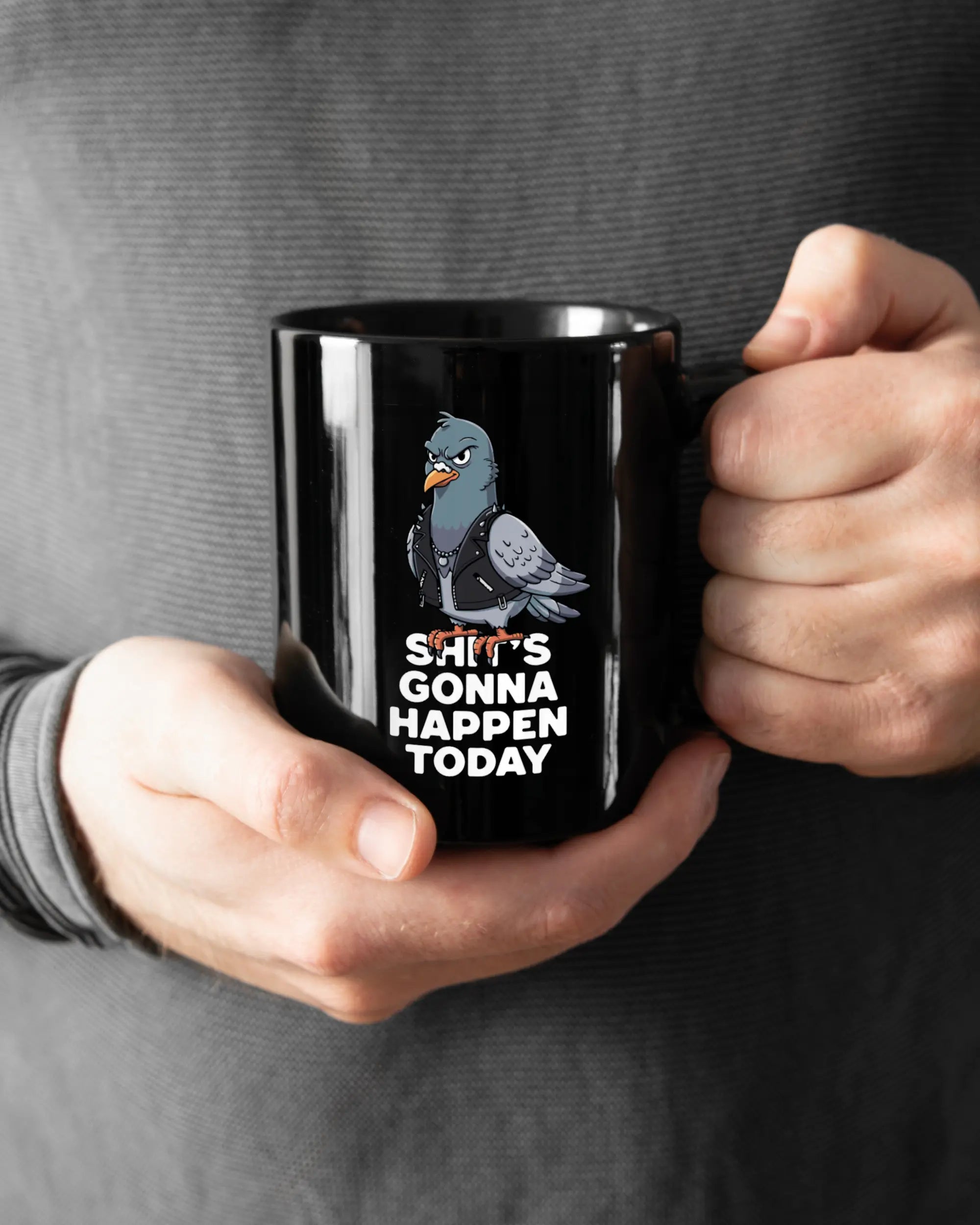 Rechte Seite der beidseitig bedruckten Keramiktasse von Maondo mit dem Design Pigeon Pun in der Farbe Black gehalten von Männerhänden