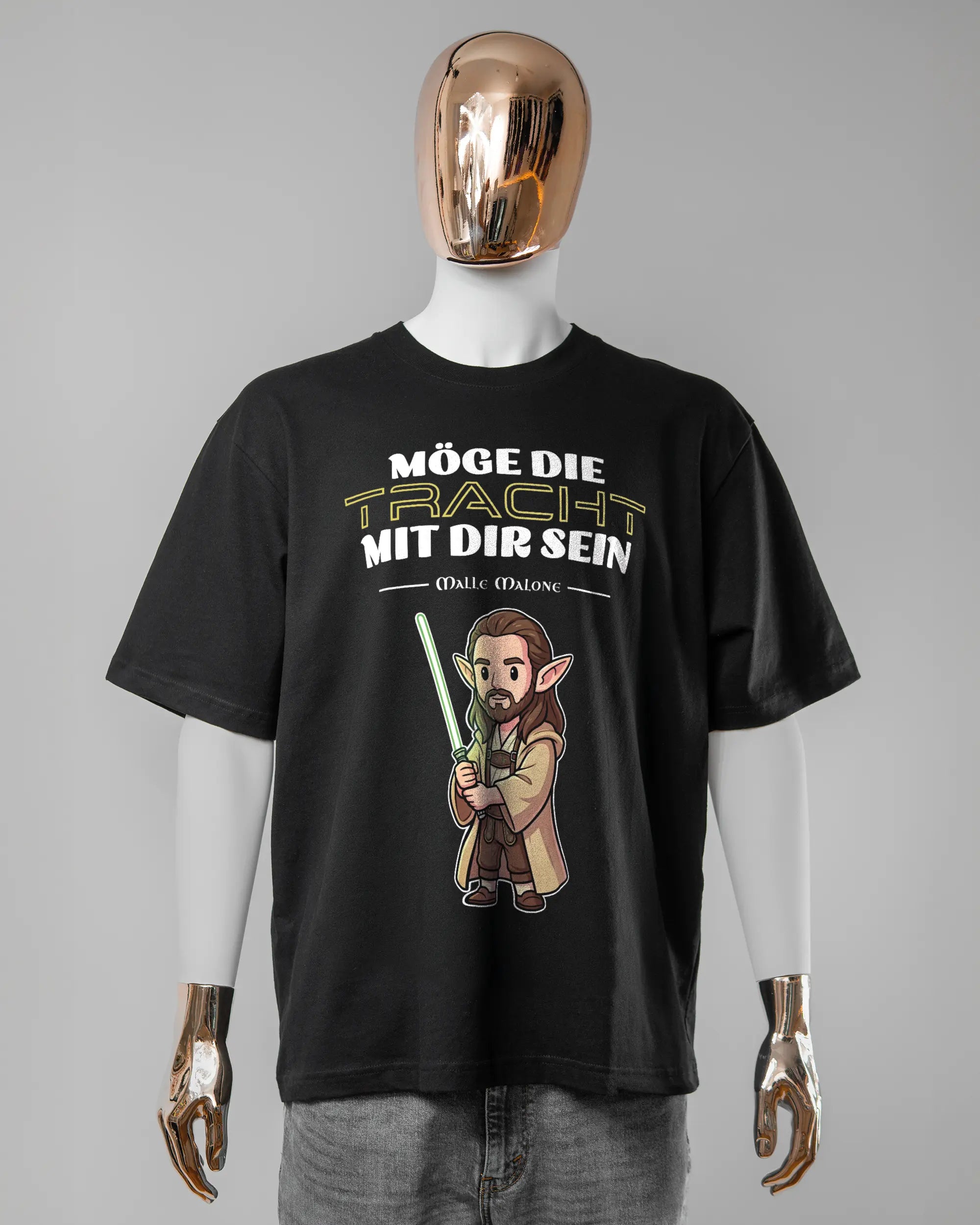 Vorderseite des Basic Unisex T-Shirt Oversized von Maondo mit dem Design Tracht mit dir in der Farbe Black und in der Größe L getragen von einer maskulinen Puppe