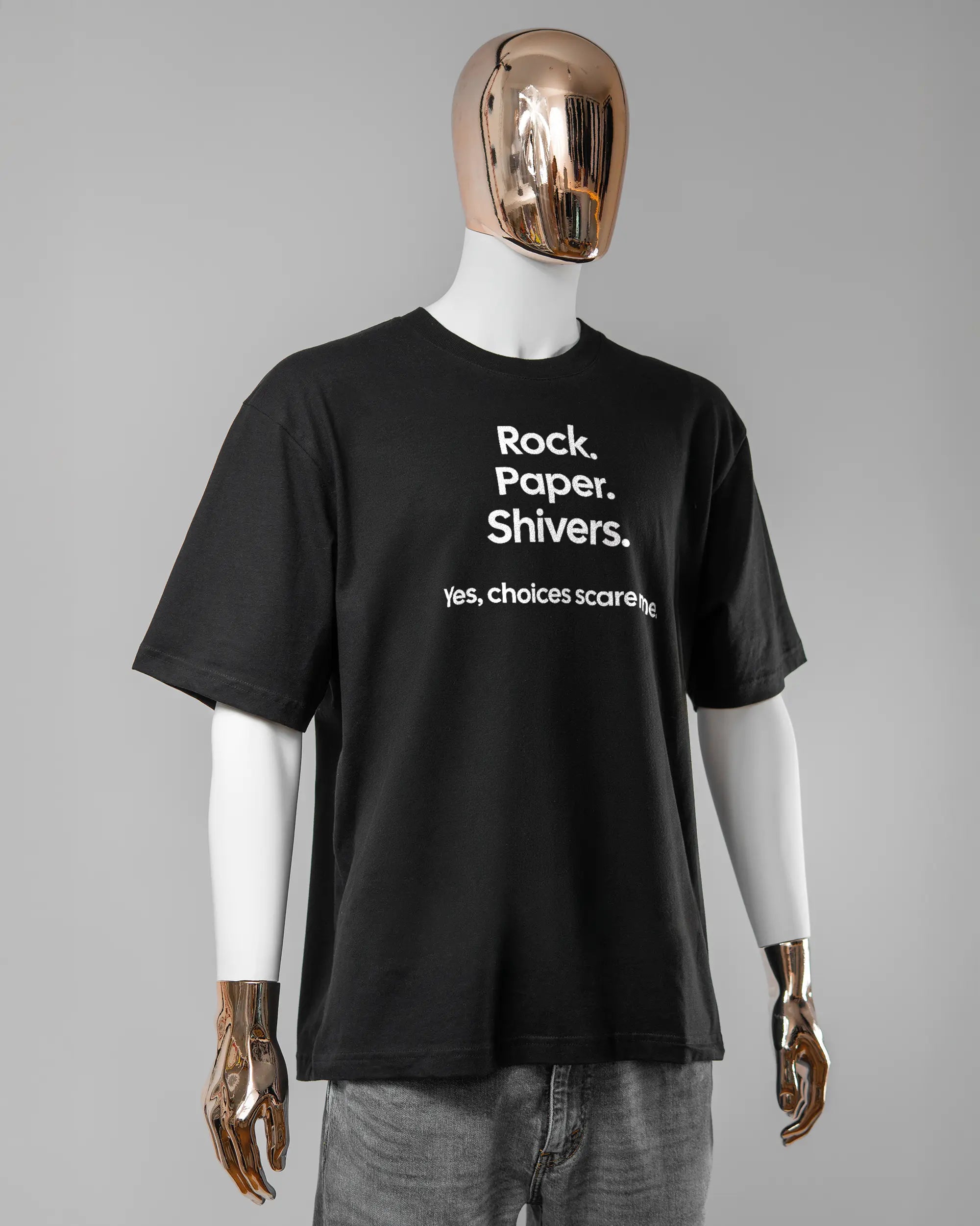 Vorderseite des Basic Unisex T-Shirt Oversized von Maondo mit dem Design Rock Paper Shivers in der Farbe Black und in der Größe L getragen von einer maskulinen Puppe