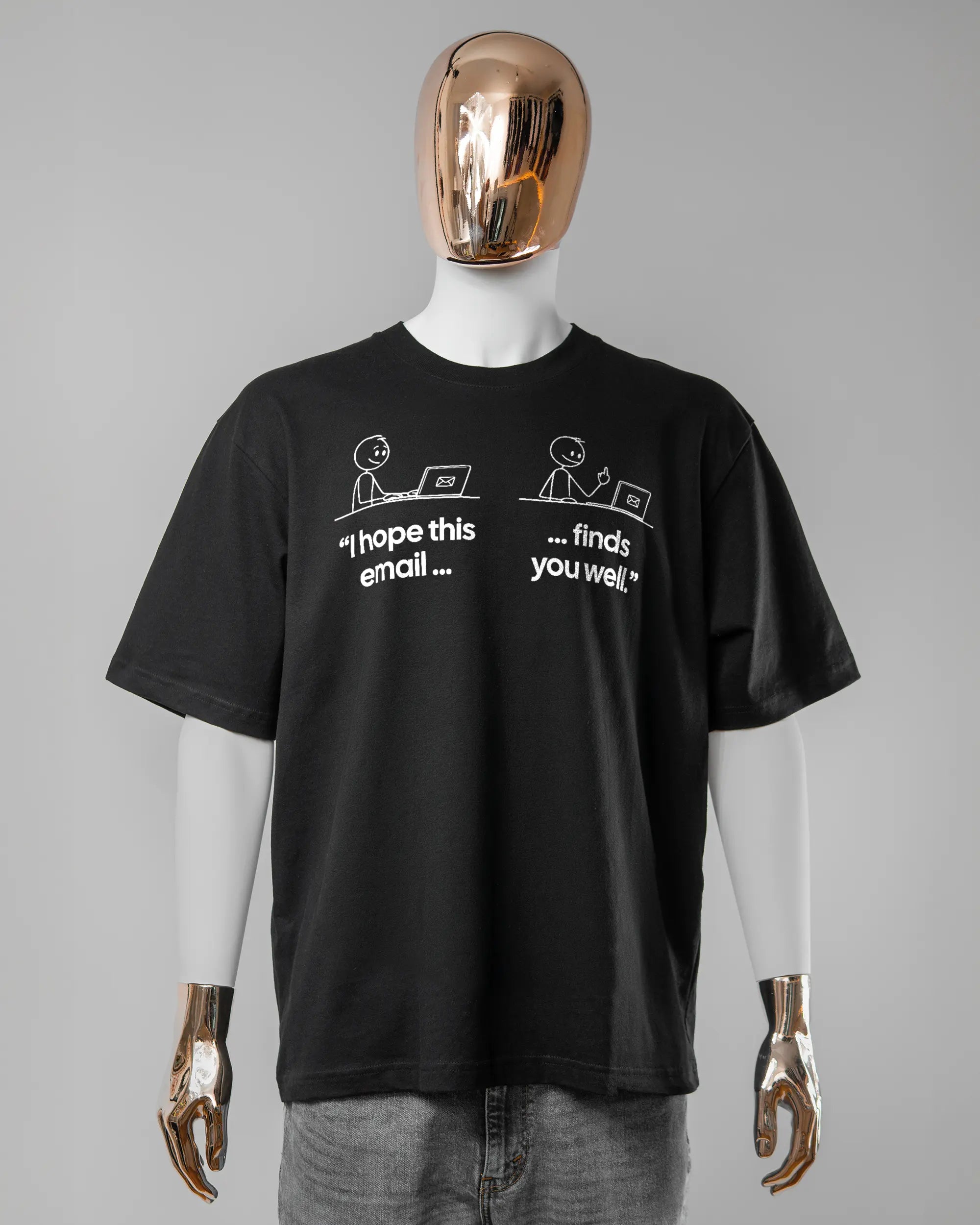 Vorderseite des Basic Unisex T-Shirt Oversized von Maondo mit dem Design Found me not well in der Farbe Black und in der Größe L getragen von einer maskulinen Puppe