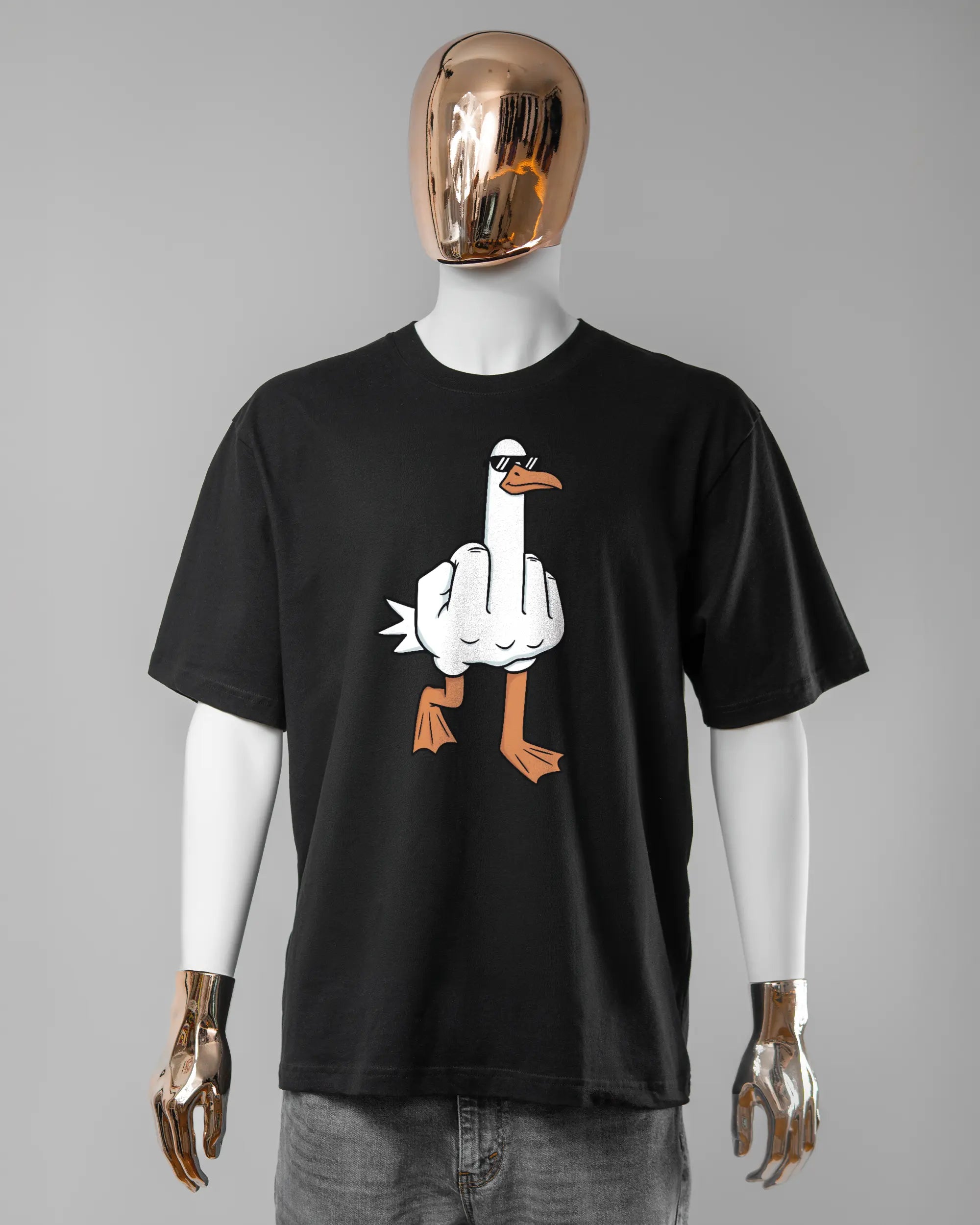 Vorderseite des Basic Unisex T-Shirt Oversized von Maondo mit dem Design I give a duck in der Farbe Black und in der Größe L getragen von einer maskulinen Puppe