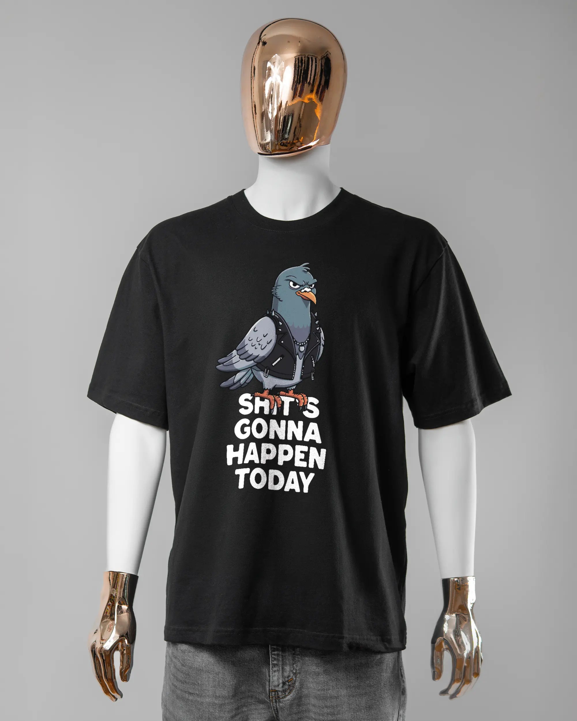 Vorderseite des Basic Unisex T-Shirt Oversized von Maondo mit dem Design Pigeon Pun in der Farbe Black und in der Größe L getragen von einer maskulinen Puppe