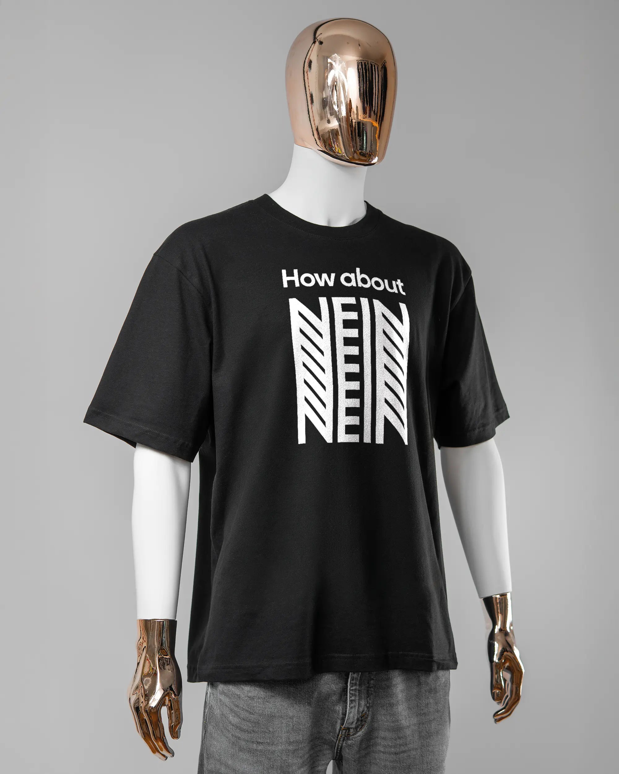 Vorderseite des Basic Unisex T-Shirt Oversized von Maondo mit dem Design How about nein in der Farbe Black und in der Größe L getragen von einer maskulinen Puppe