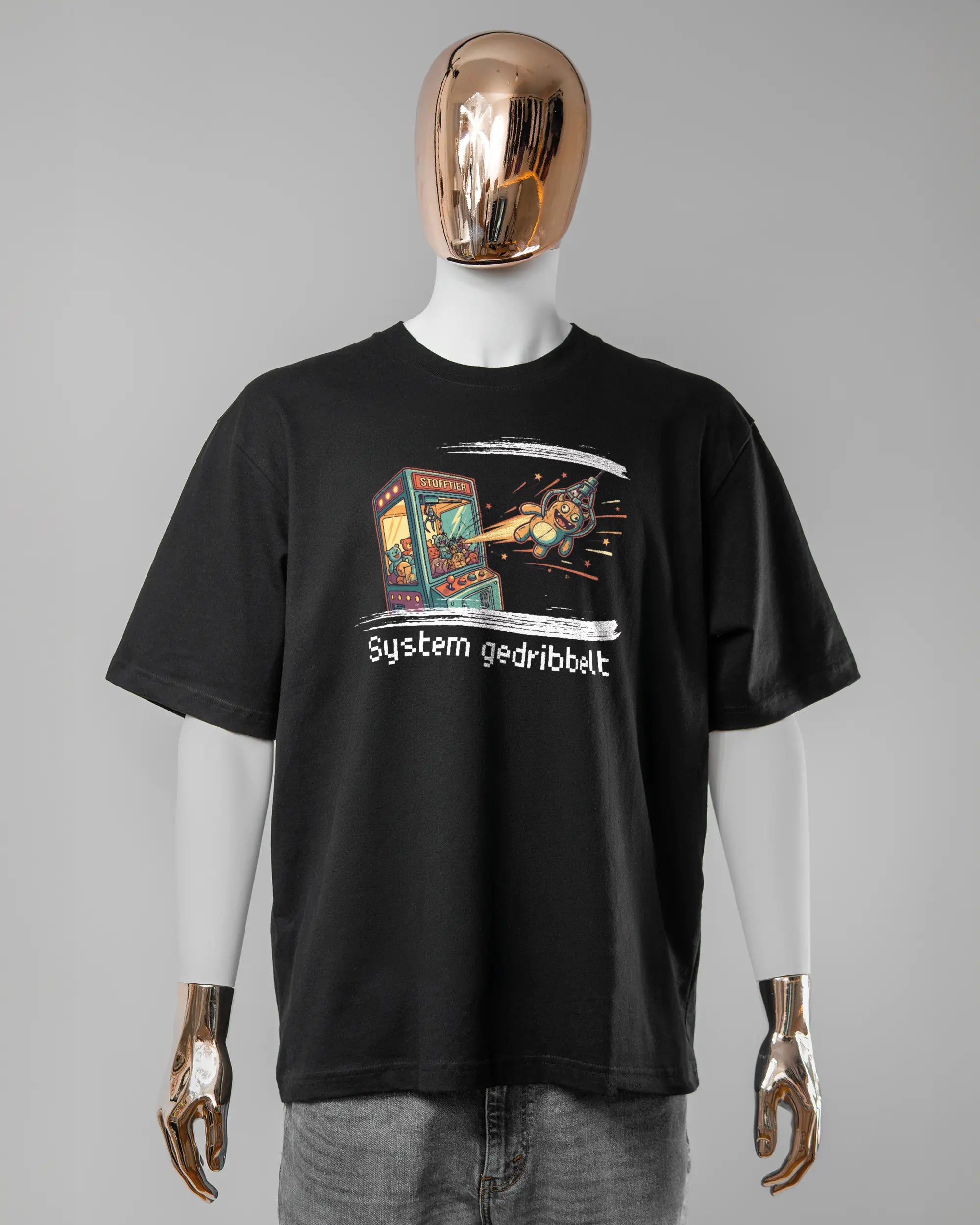 Vorderseite des Basic Unisex T-Shirt Oversized von Maondo mit dem Design System gedribbelt in der Farbe Black und in der Größe L getragen von einer maskulinen Puppe