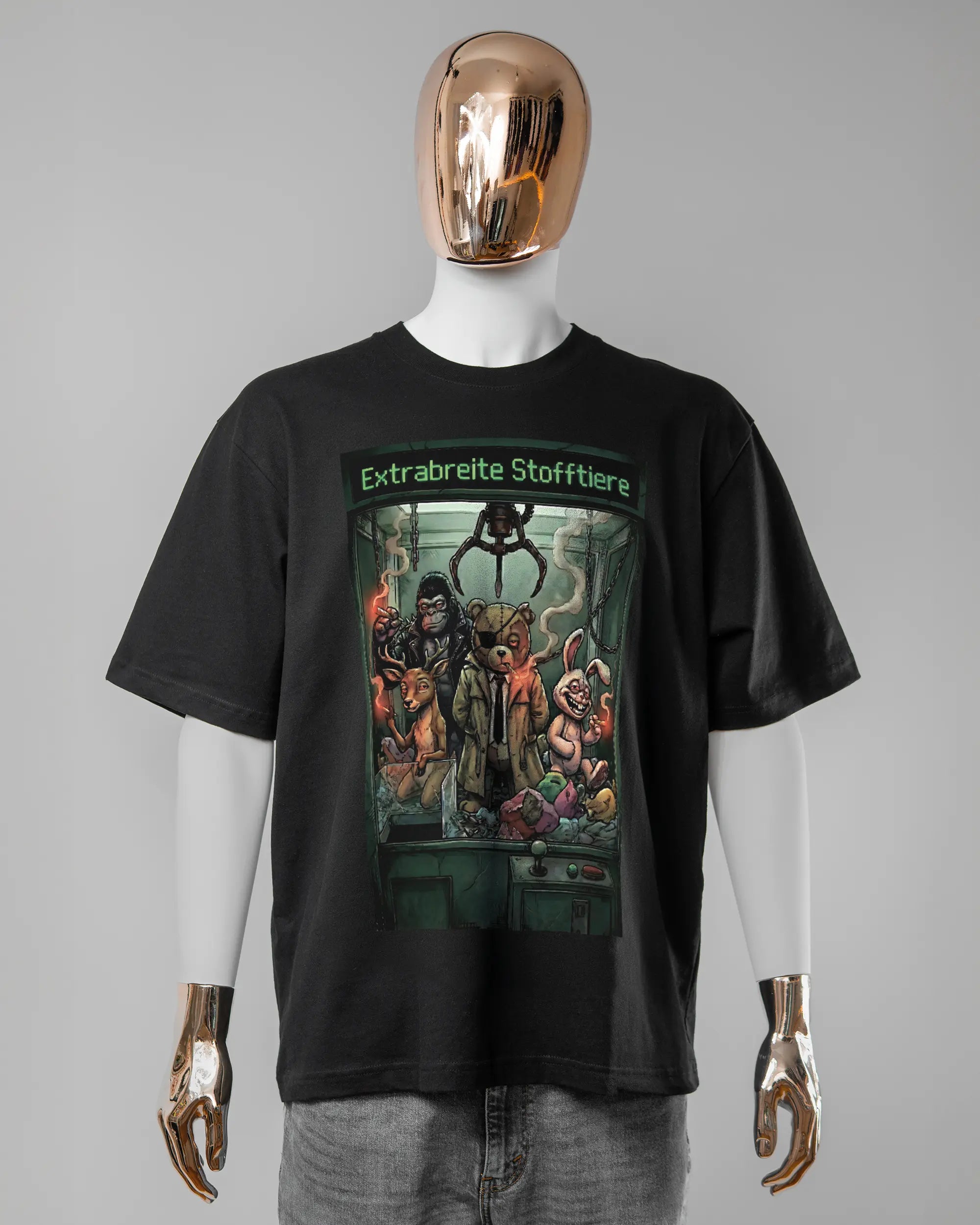 Vorderseite des Basic Unisex T-Shirt Oversized von Maondo mit dem Design Extrabreit in der Farbe Black und in der Größe L getragen von einer maskulinen Puppe