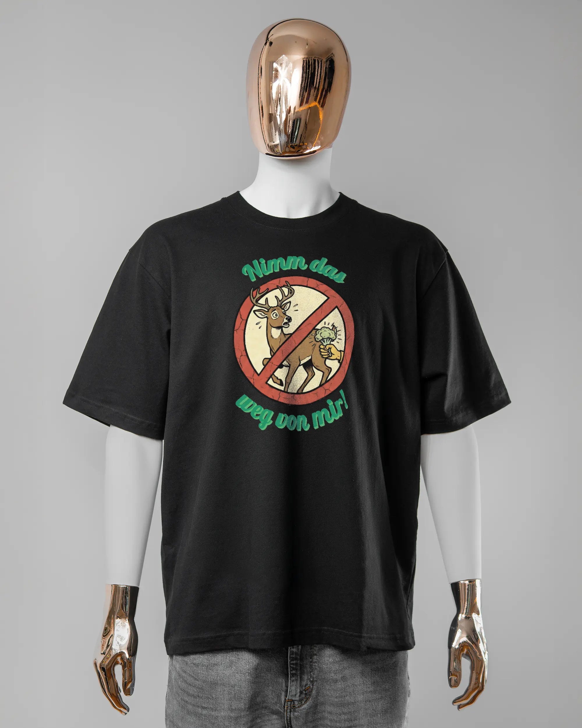 Vorderseite des Basic Unisex T-Shirt Oversized von Maondo mit dem Design Reh weg in der Farbe Black und in der Größe L getragen von einer maskulinen Puppe