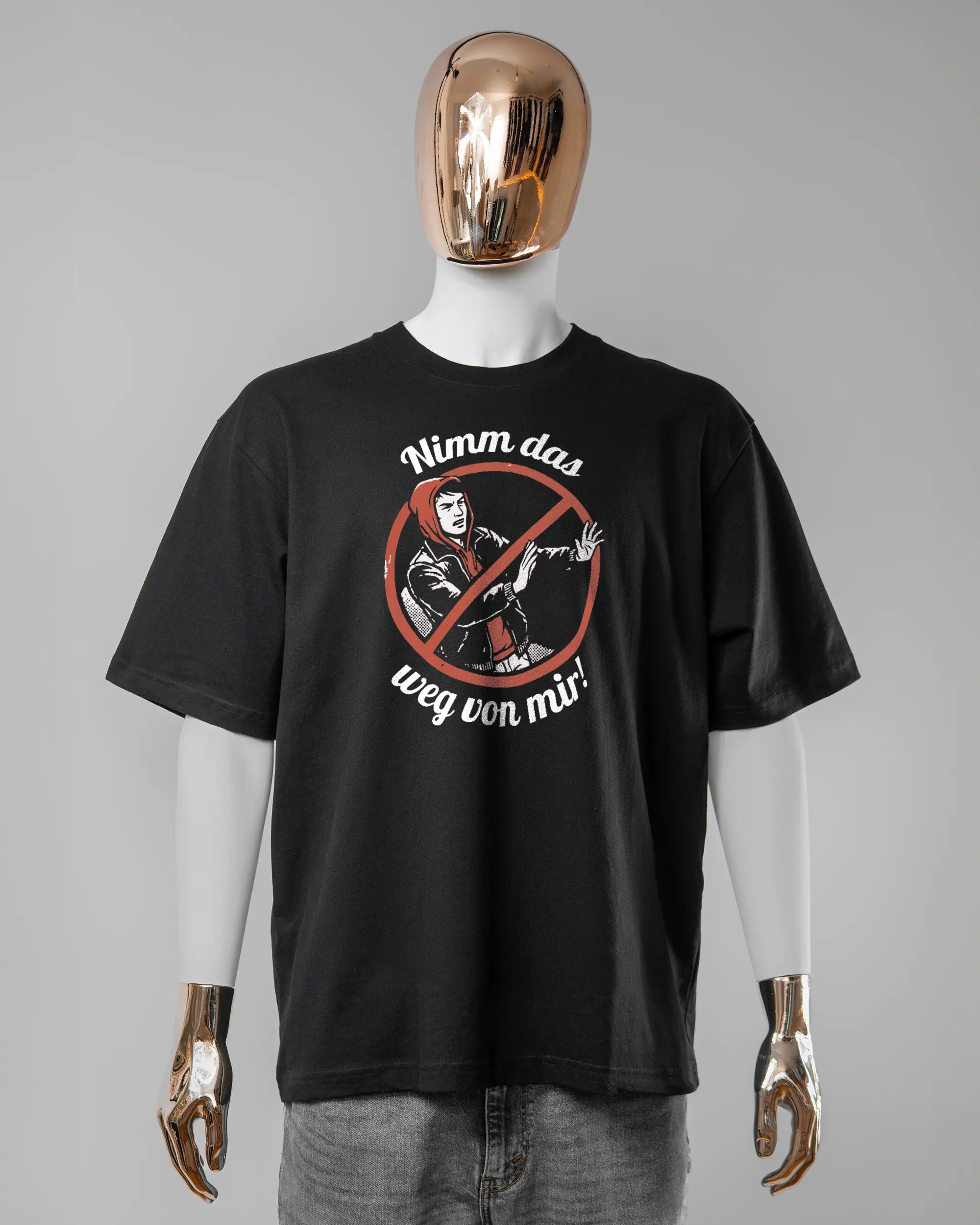 Vorderseite des Basic Unisex T-Shirt Oversized von Maondo mit dem Design Nimm das weg in der Farbe Black und in der Größe L getragen von einer maskulinen Puppe