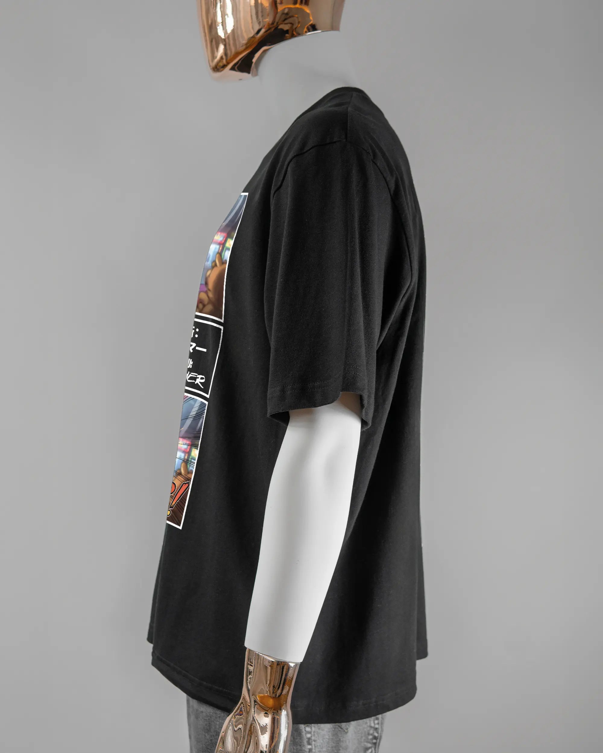 Seitenansicht des Basic Unisex T-Shirt Oversized von Maondo mit dem Design Manga Stoff vorne in der Farbe Black und in der Größe L getragen von einer maskulinen Puppe